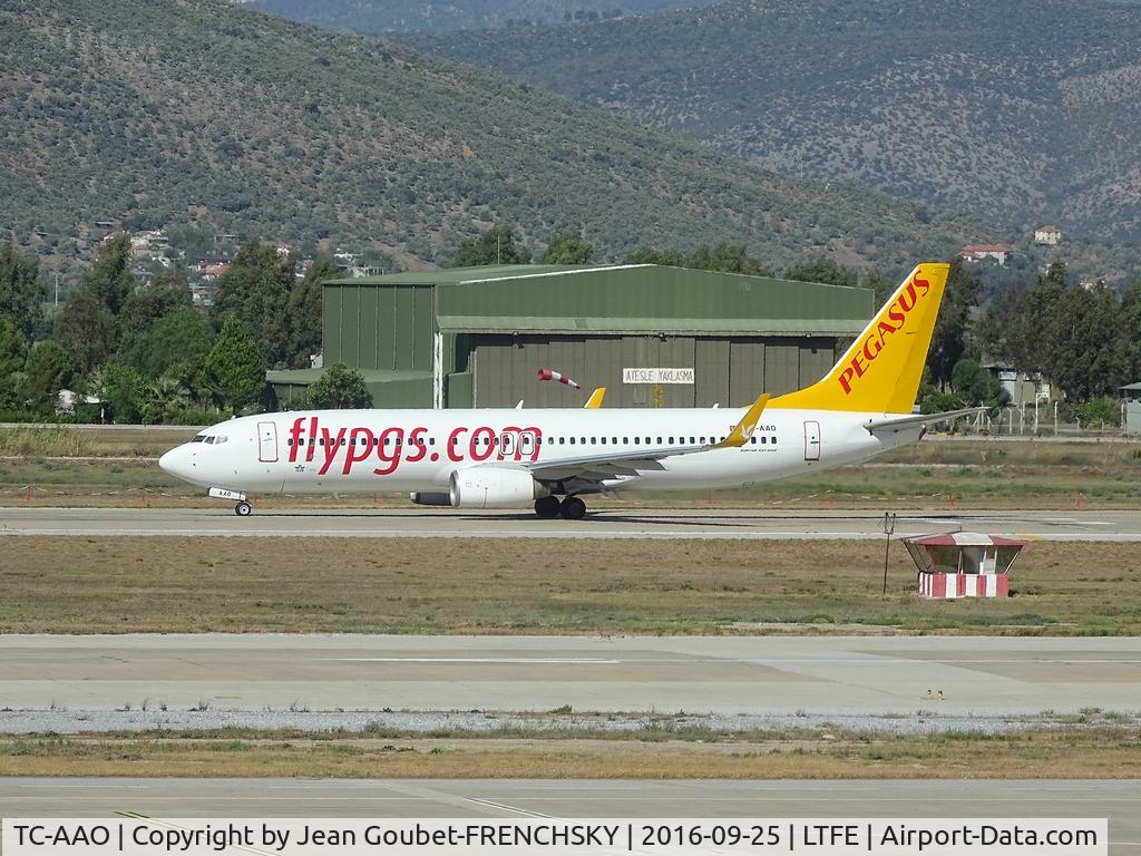 TC-AAO, 2000 Boeing 737-86N C/N 28619, PEGASUS departure