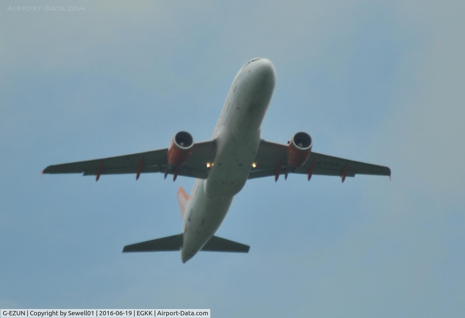 G-EZUN, 2012 Airbus A320-214 C/N 5046, Departing LGW