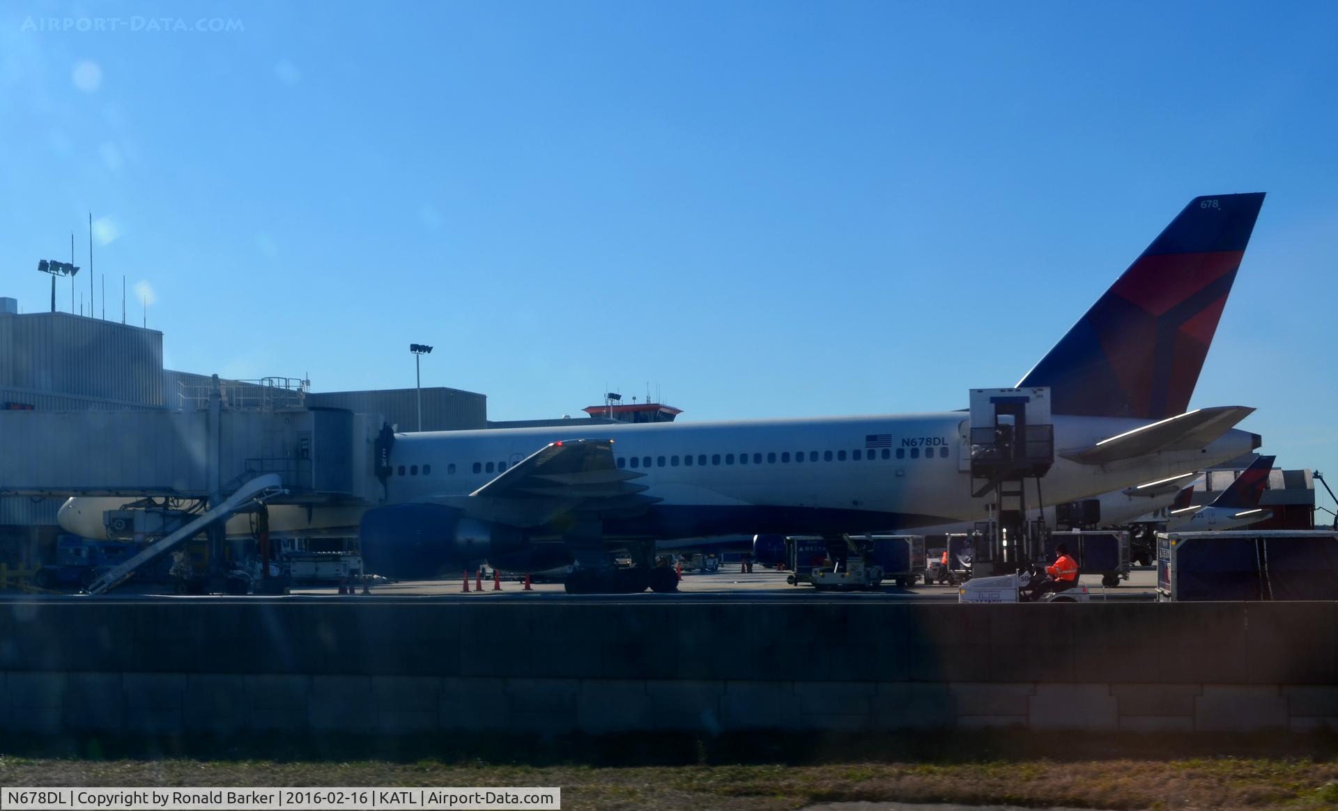 N678DL, 1998 Boeing 757-232 C/N 25983, At the gate Atlanta