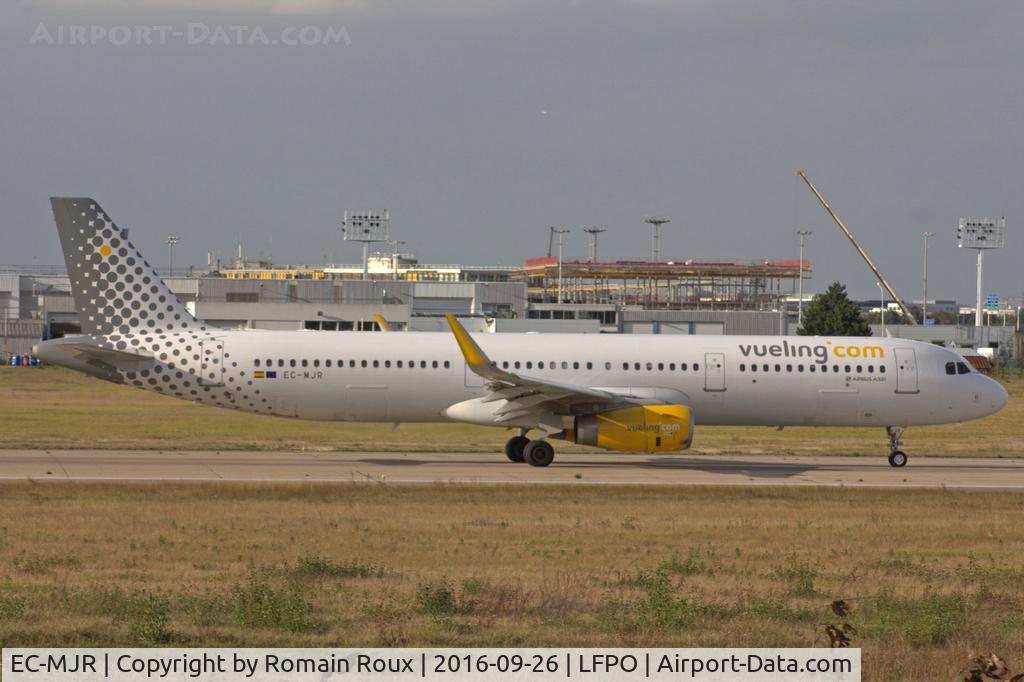 EC-MJR, 2016 Airbus A321-231 C/N 6933, Take Off