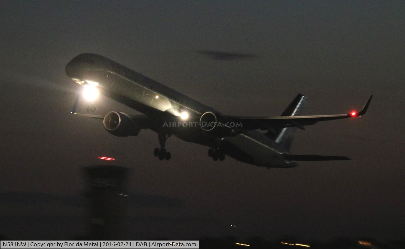 N581NW, 2002 Boeing 757-351 C/N 32982, Delta in the dark