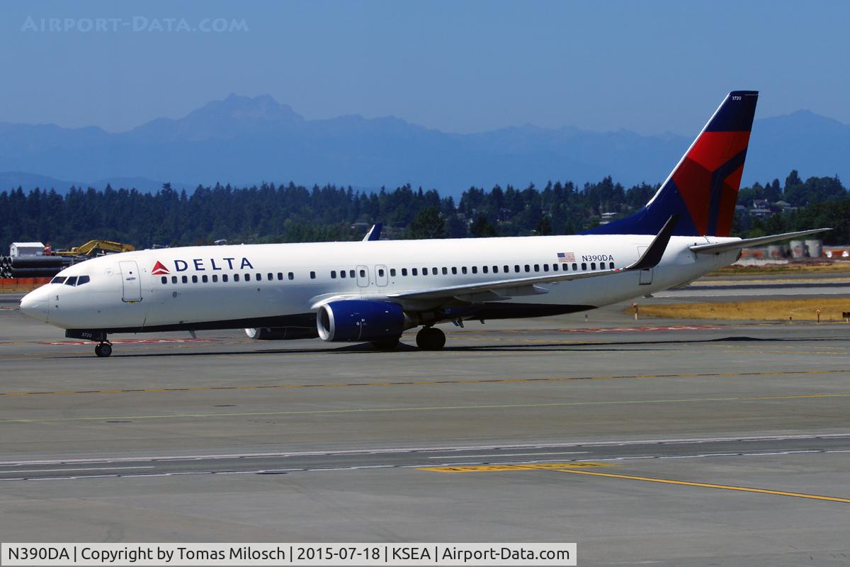 N390DA, 2000 Boeing 737-832 C/N 30536, 