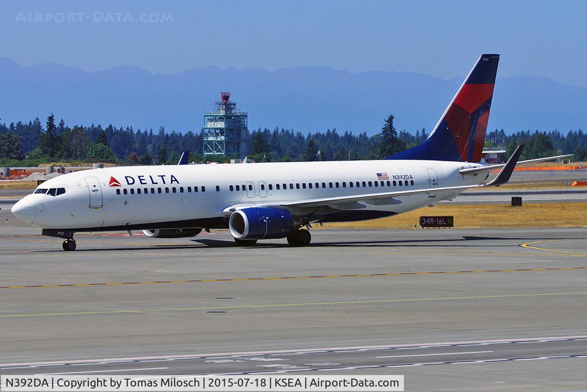 N392DA, 2000 Boeing 737-832 C/N 30561, 