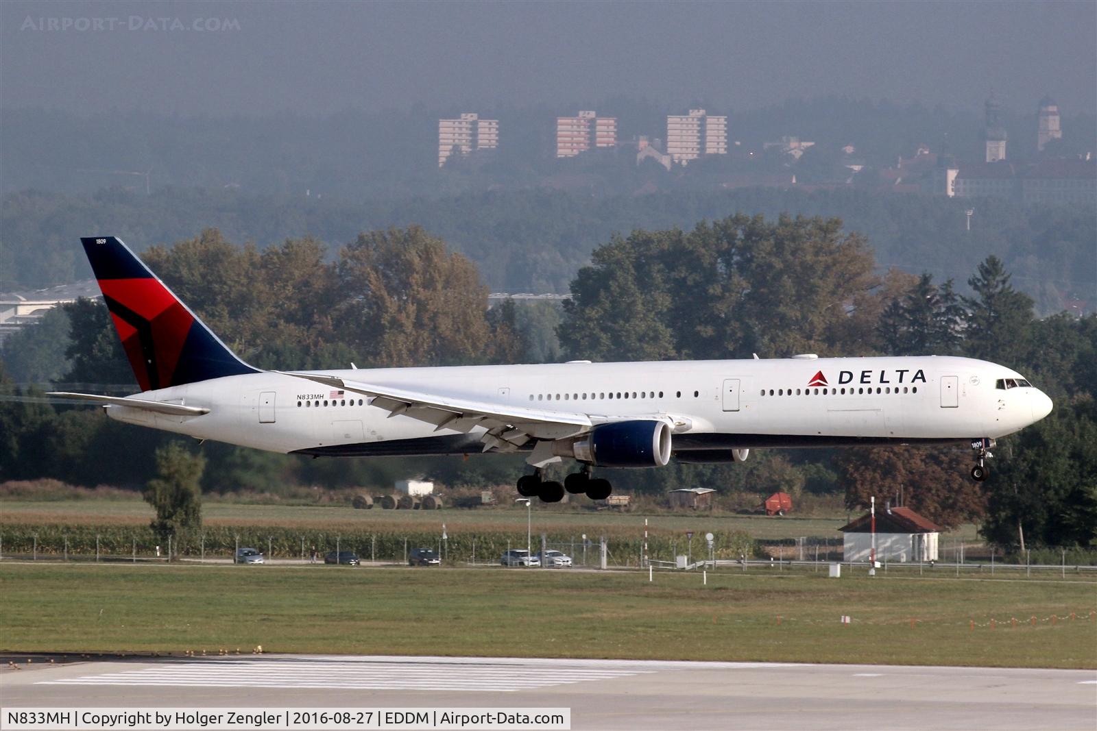 N833MH, 2000 Boeing 767-432/ER C/N 29706, On very final...