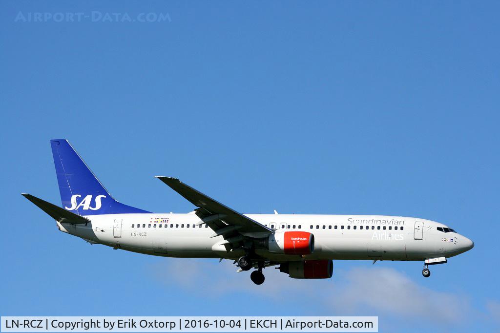 LN-RCZ, 2001 Boeing 737-883 C/N 30197, LN-RCZ landing rw 04L