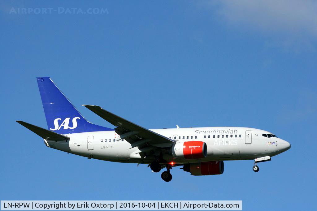 LN-RPW, 1999 Boeing 737-683 C/N 28289, LN-RPW landing rw 04L