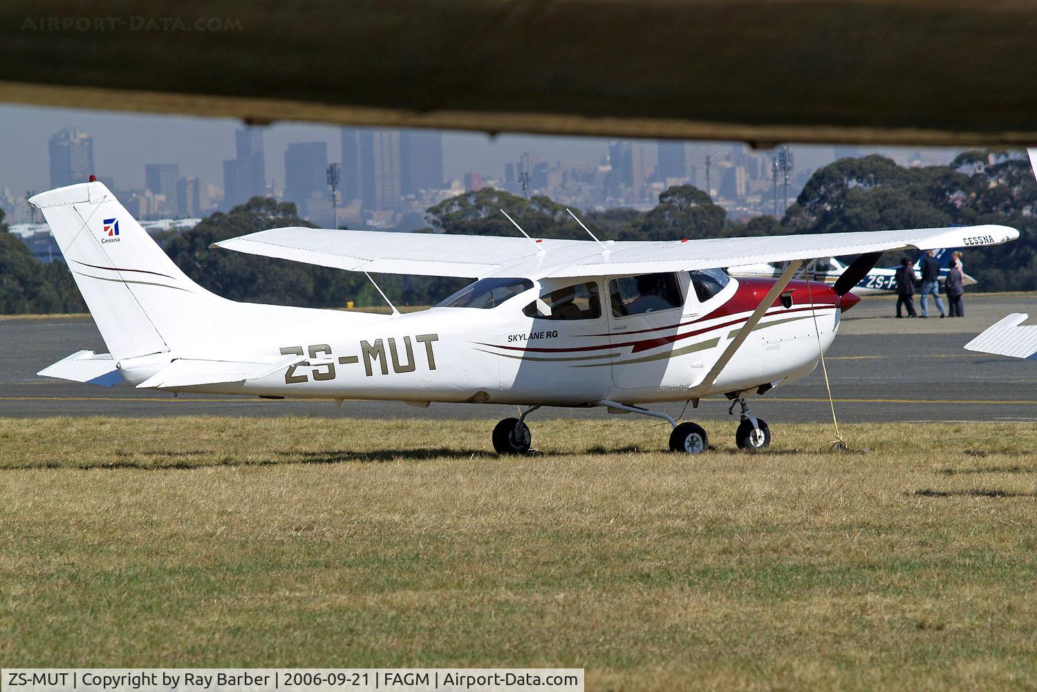 ZS-MUT, Cessna R182 Skylane RG C/N R18201092, Cessna R.182 Skylane RG [R182-01092] Rand~ZS 21/09/2006