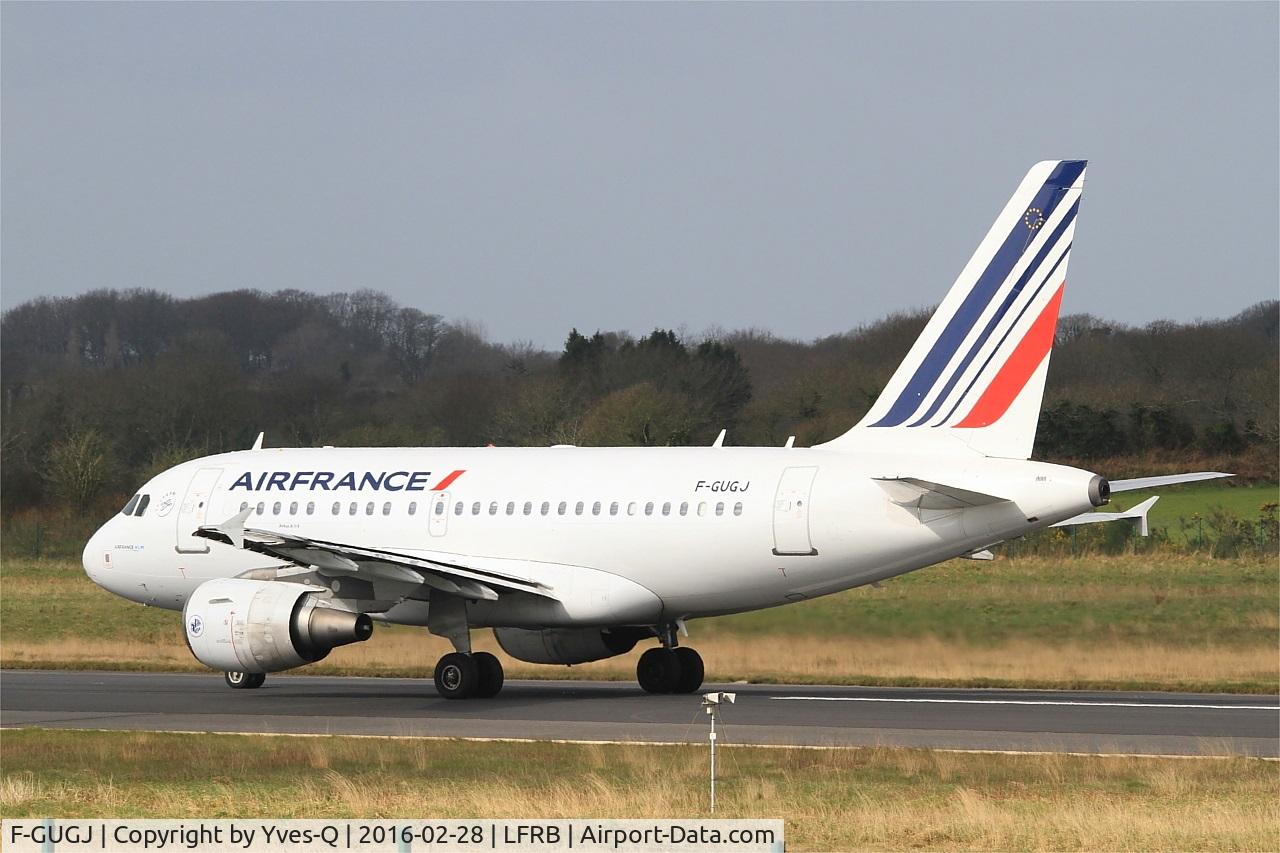 F-GUGJ, 2005 Airbus A318-111 C/N 2582, Airbus A318-111, Taxiing to holding point rwy 07R, Brest-Bretagne Airport (LFRB-BES)