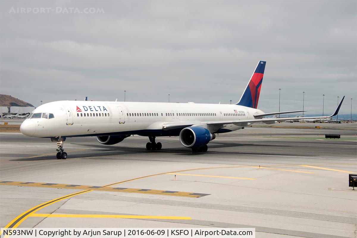 N593NW, 2003 Boeing 757-351 C/N 32993, Taxiing in to San Francisco.