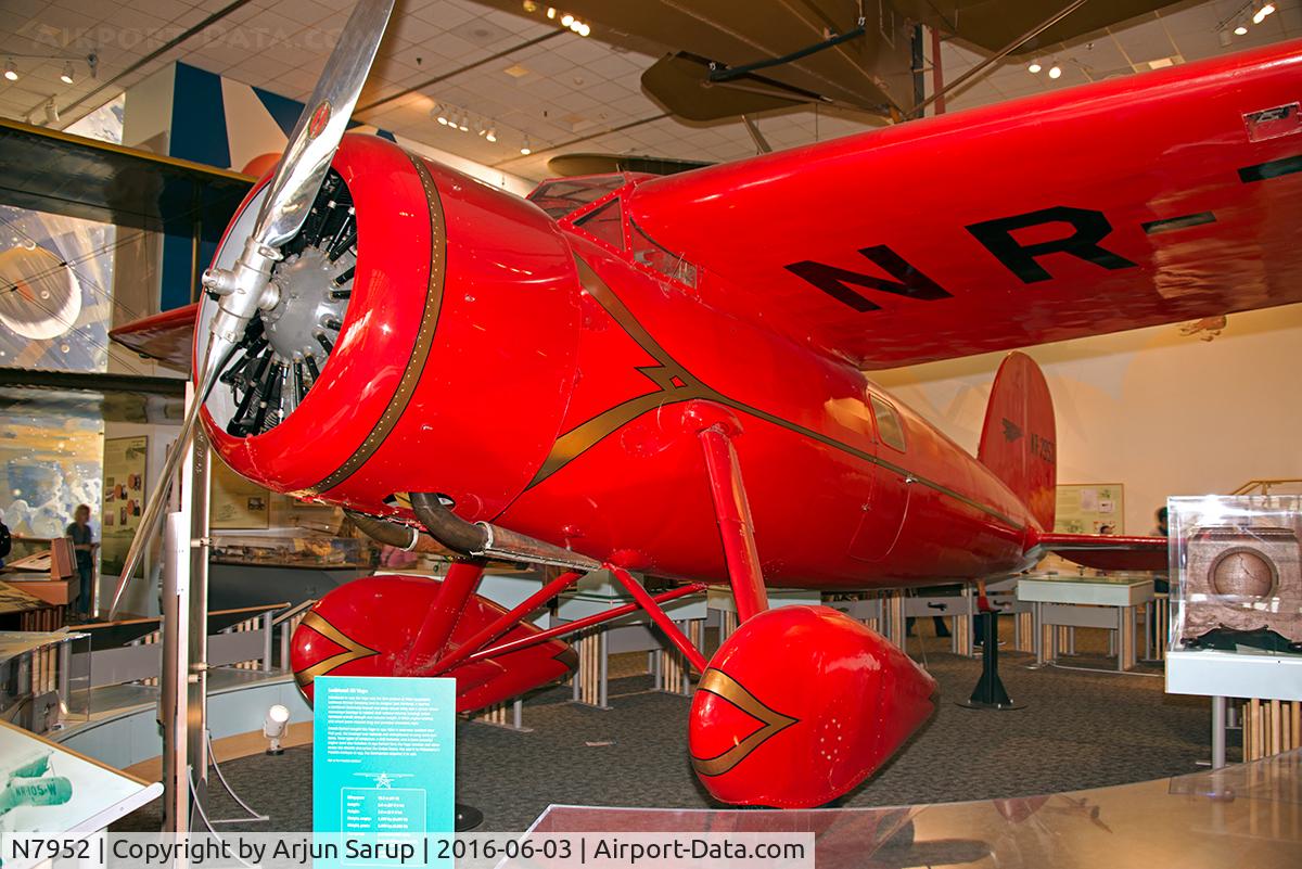 N7952, 1930 Lockheed Vega 5B C/N 0000, Calling it her 
