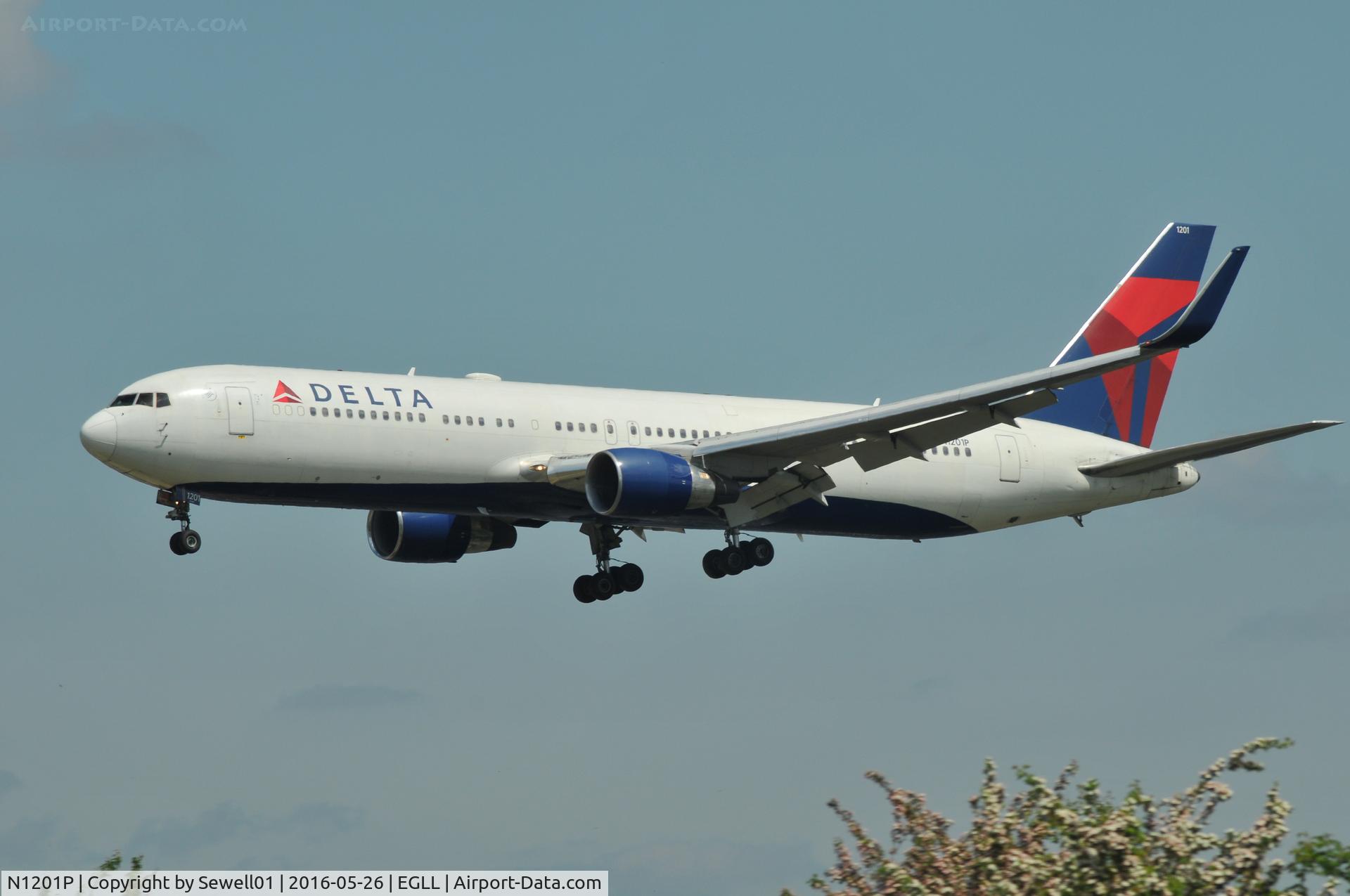 N1201P, 1998 Boeing 767-332 C/N 28458, Landing at LHR