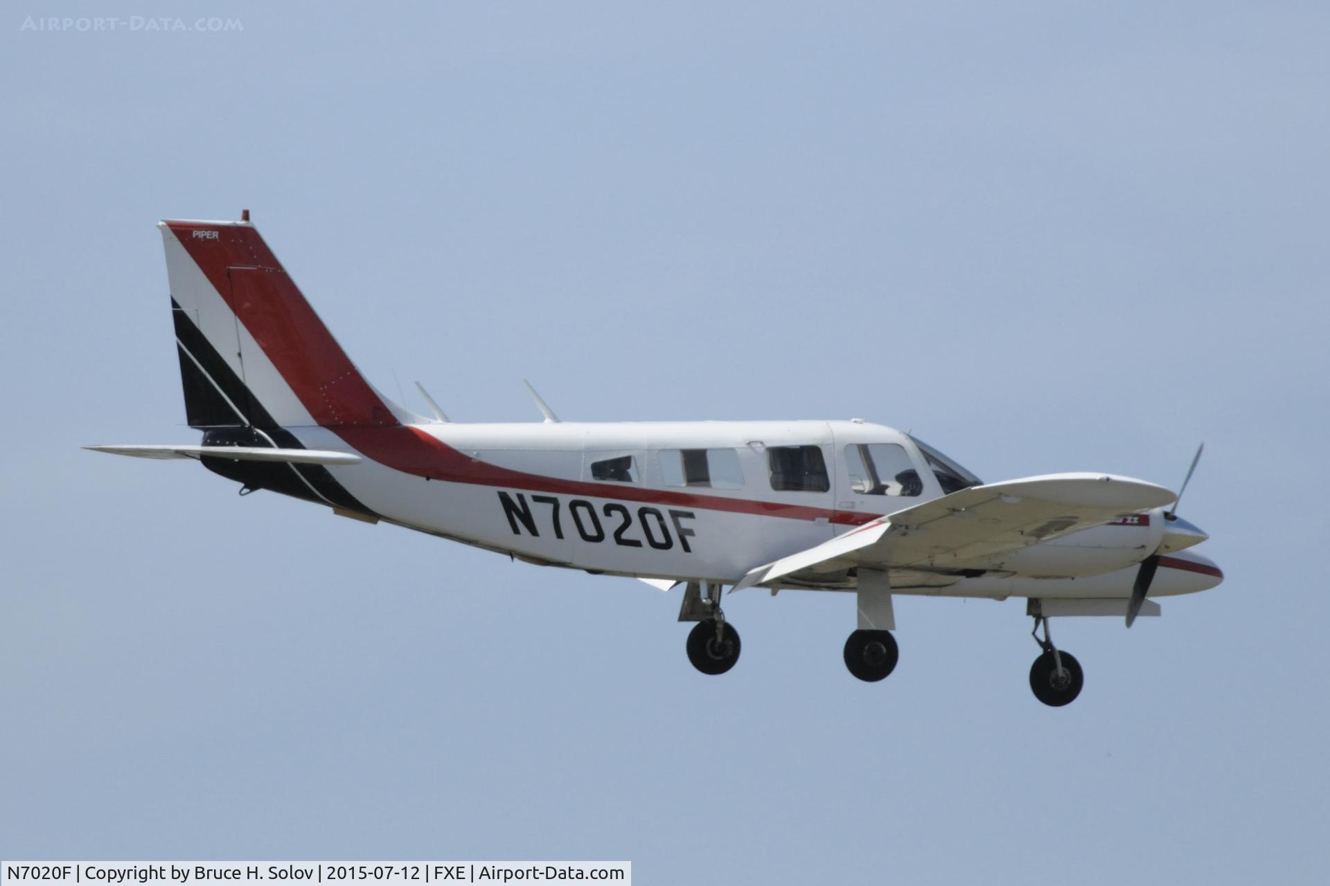 N7020F, 1976 Piper PA-34-200T Seneca II C/N 34-7770051, on approach