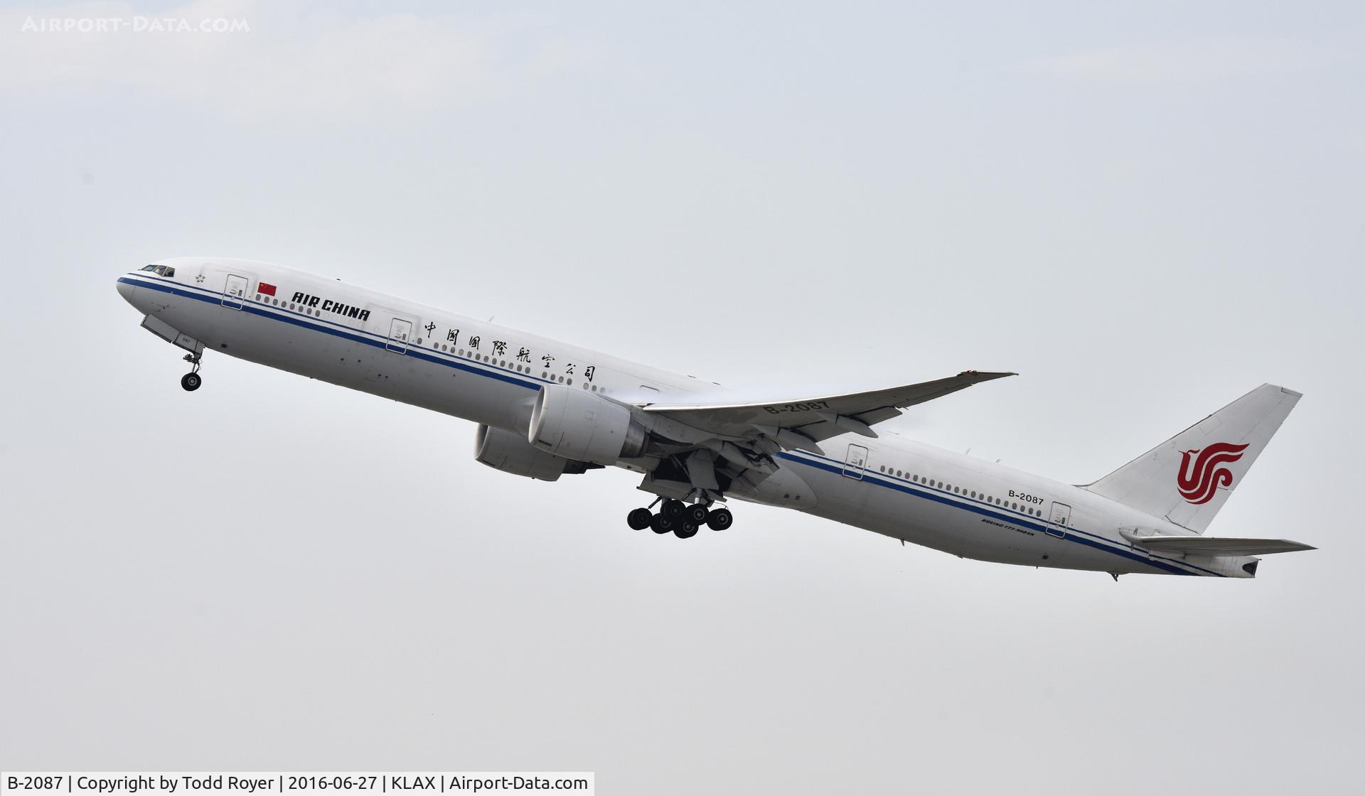 B-2087, 2011 Boeing 777-39L/ER C/N 38672, Departing LAX