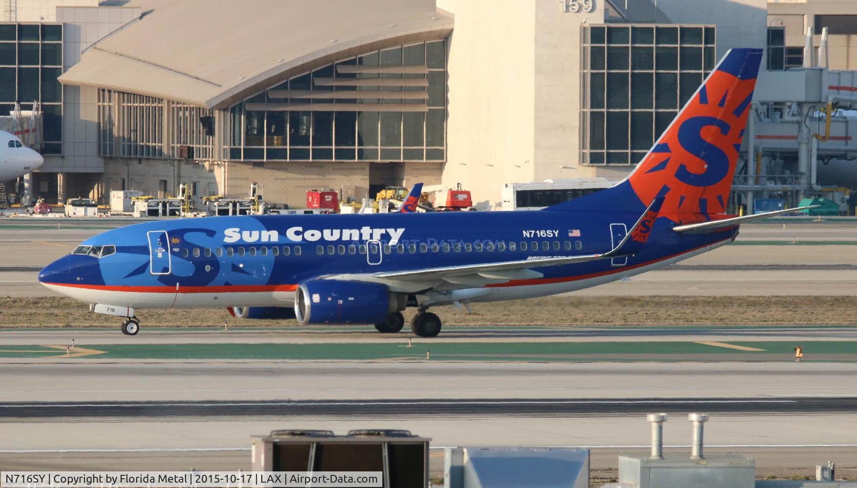 N716SY, 2001 Boeing 737-7Q8 C/N 30629, Sun Country