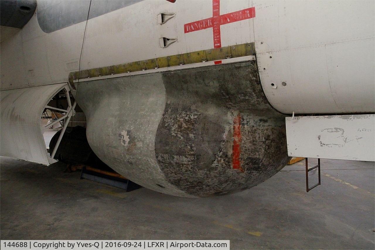 144688, Lockheed SP-2H Neptune C/N 726-7139, Lockheed SP-2H Neptune, Close view of centre-line position radar radome, Naval Aviation Museum, Rochefort-Soubise airport (LFXR)