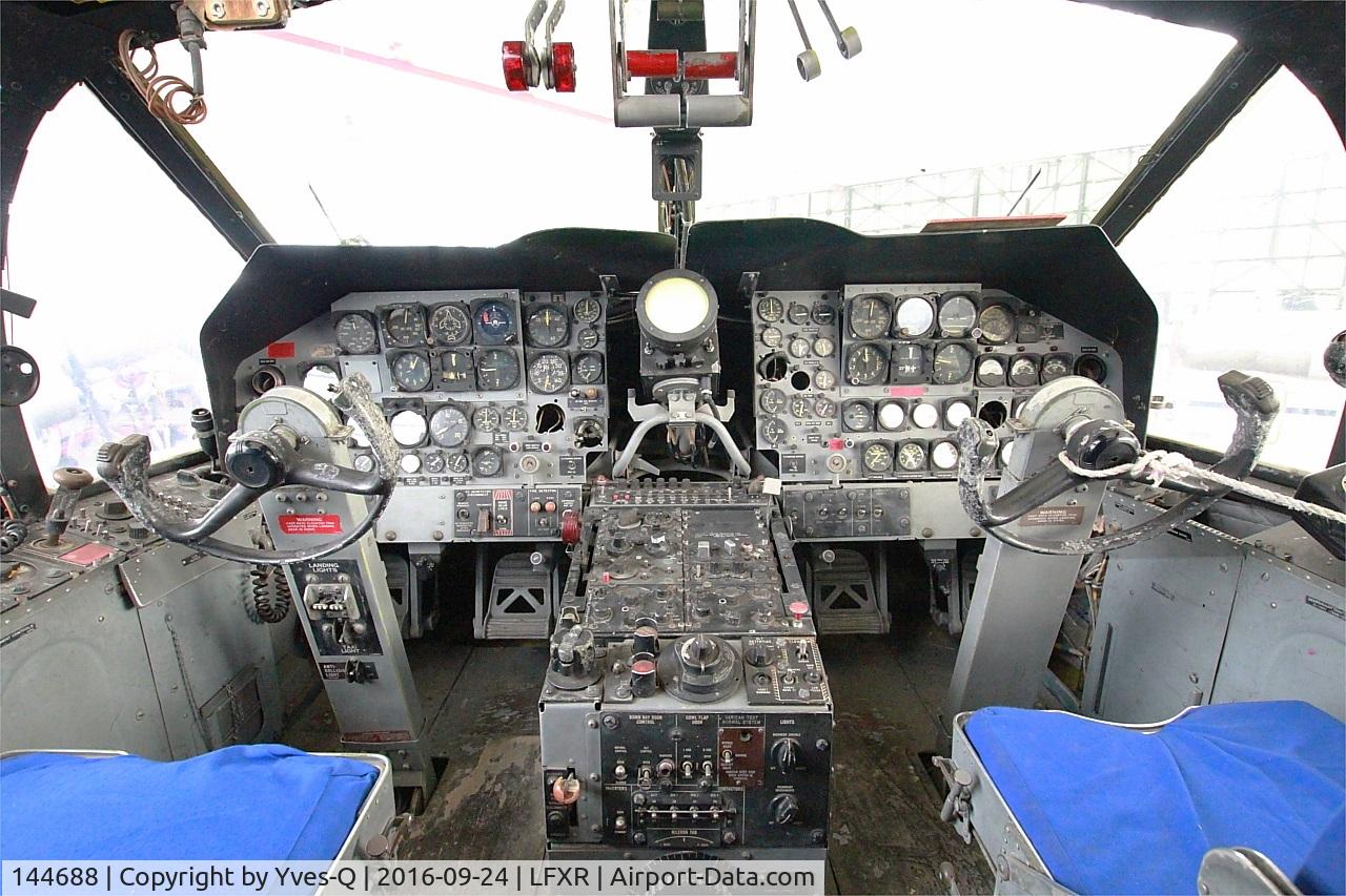 144688, Lockheed SP-2H Neptune C/N 726-7139, Lockheed SP-2H Neptune, Close view of cockpit, Naval Aviation Museum, Rochefort-Soubise airport (LFXR)