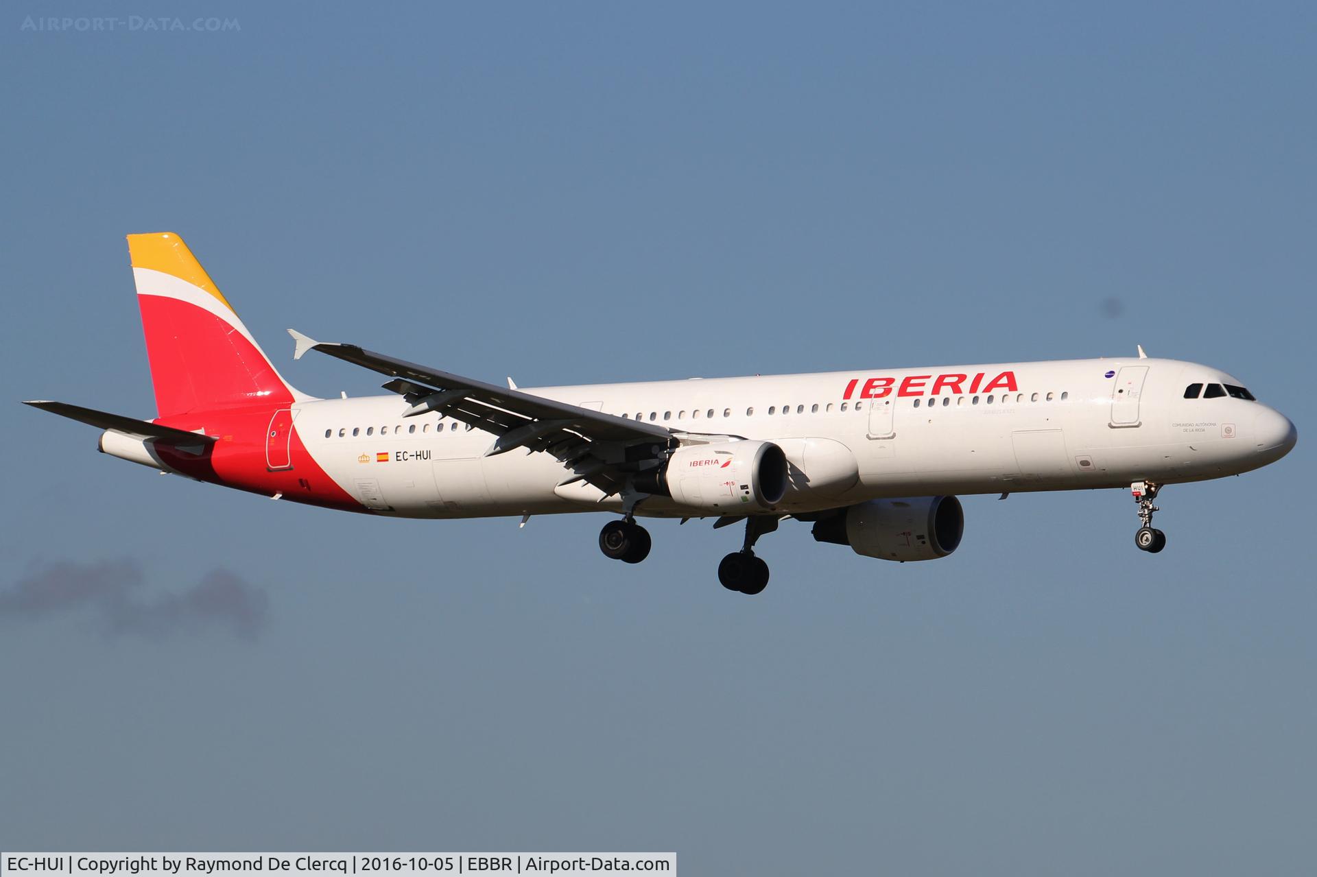 EC-HUI, 1999 Airbus A321-211 C/N 1027, On final to rwy 01.