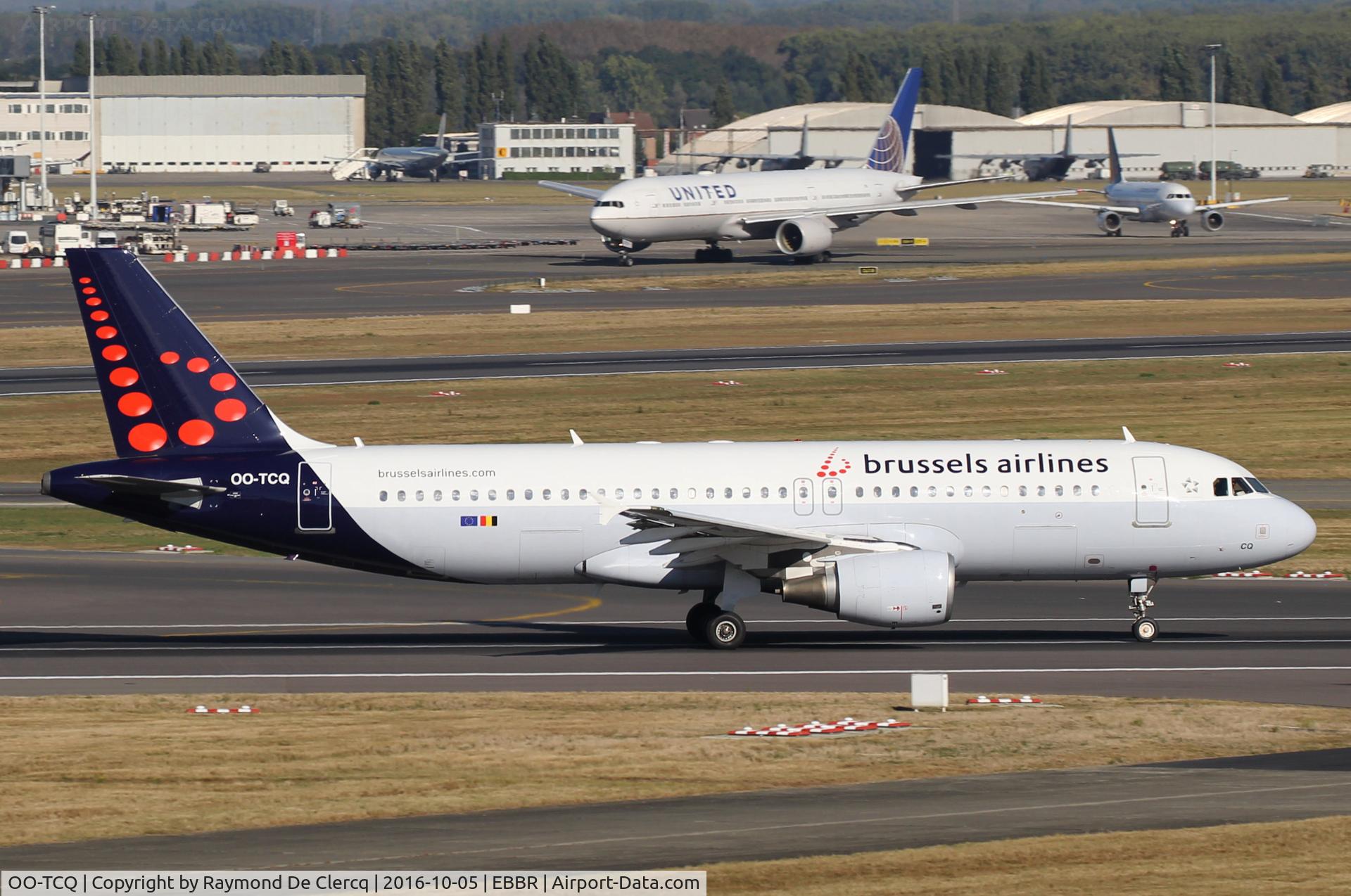 OO-TCQ, 2003 Airbus A320-214 C/N 2114, Take off rwy 07R.
