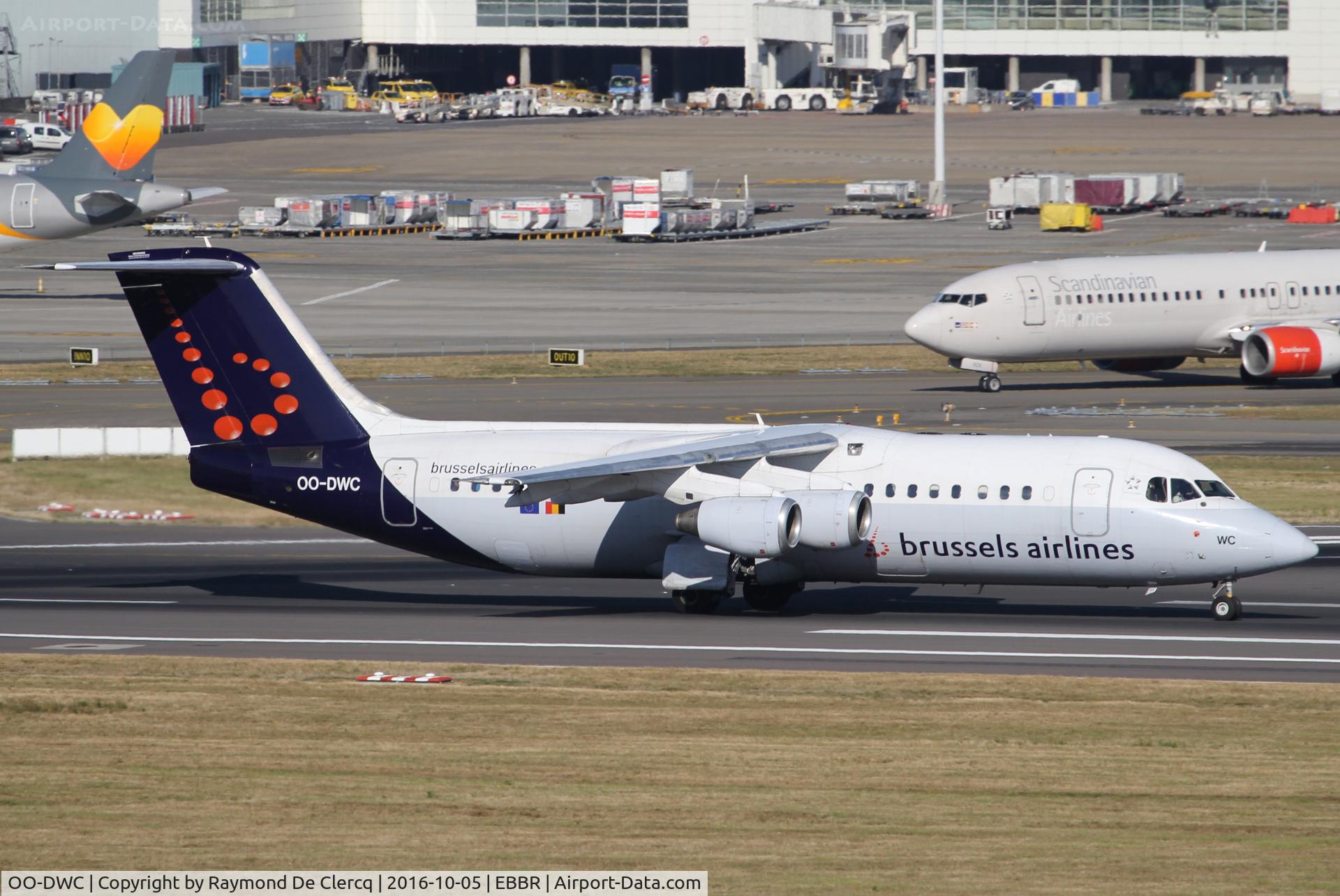 OO-DWC, 1998 British Aerospace Avro 146-RJ100 C/N E3322, Take off from rwy 07R.