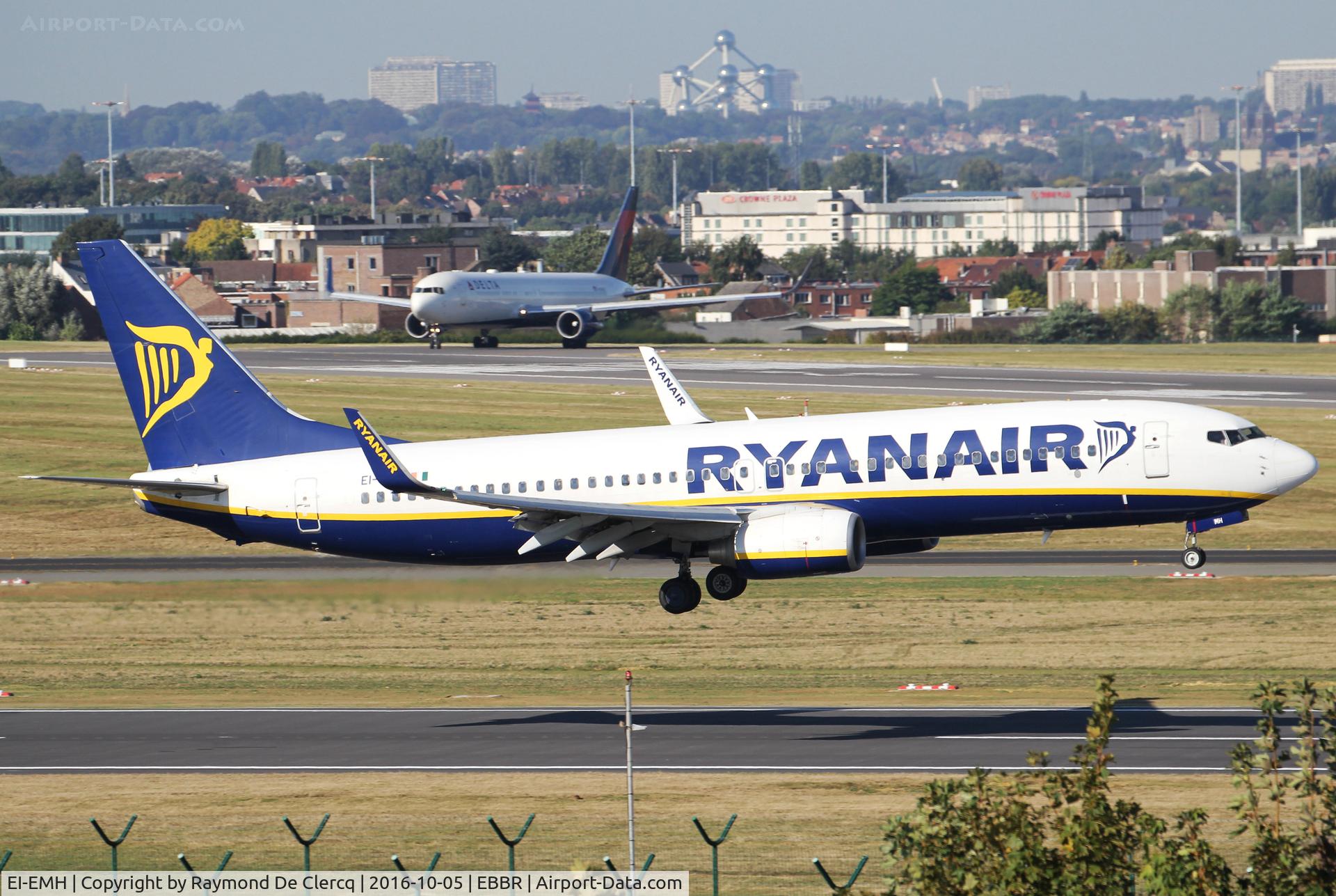 EI-EMH, 2010 Boeing 737-8AS C/N 34974, Landing on rwy 01.