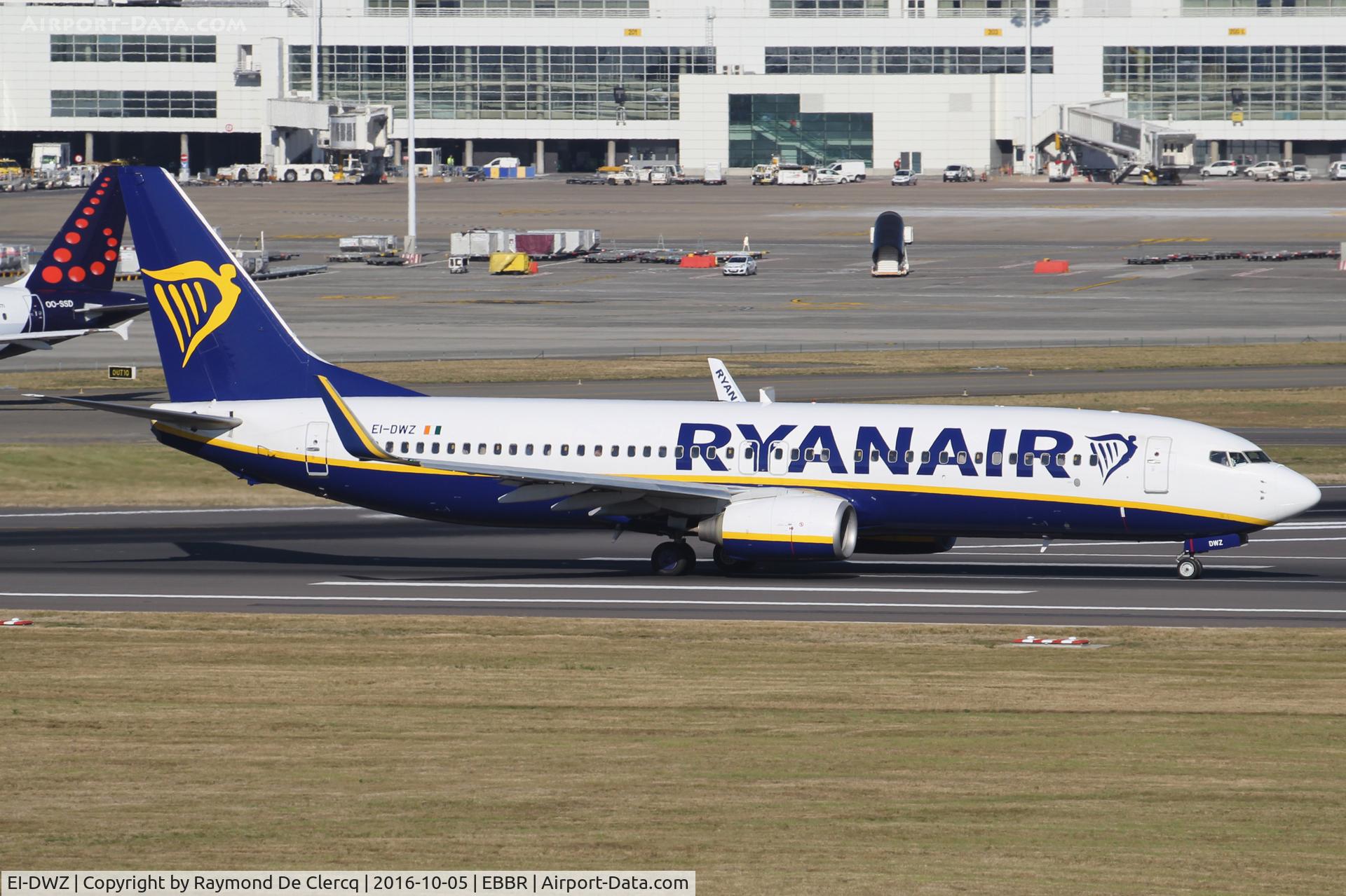 EI-DWZ, 2008 Boeing 737-8AS C/N 33628, Take off from rwy 07R.
