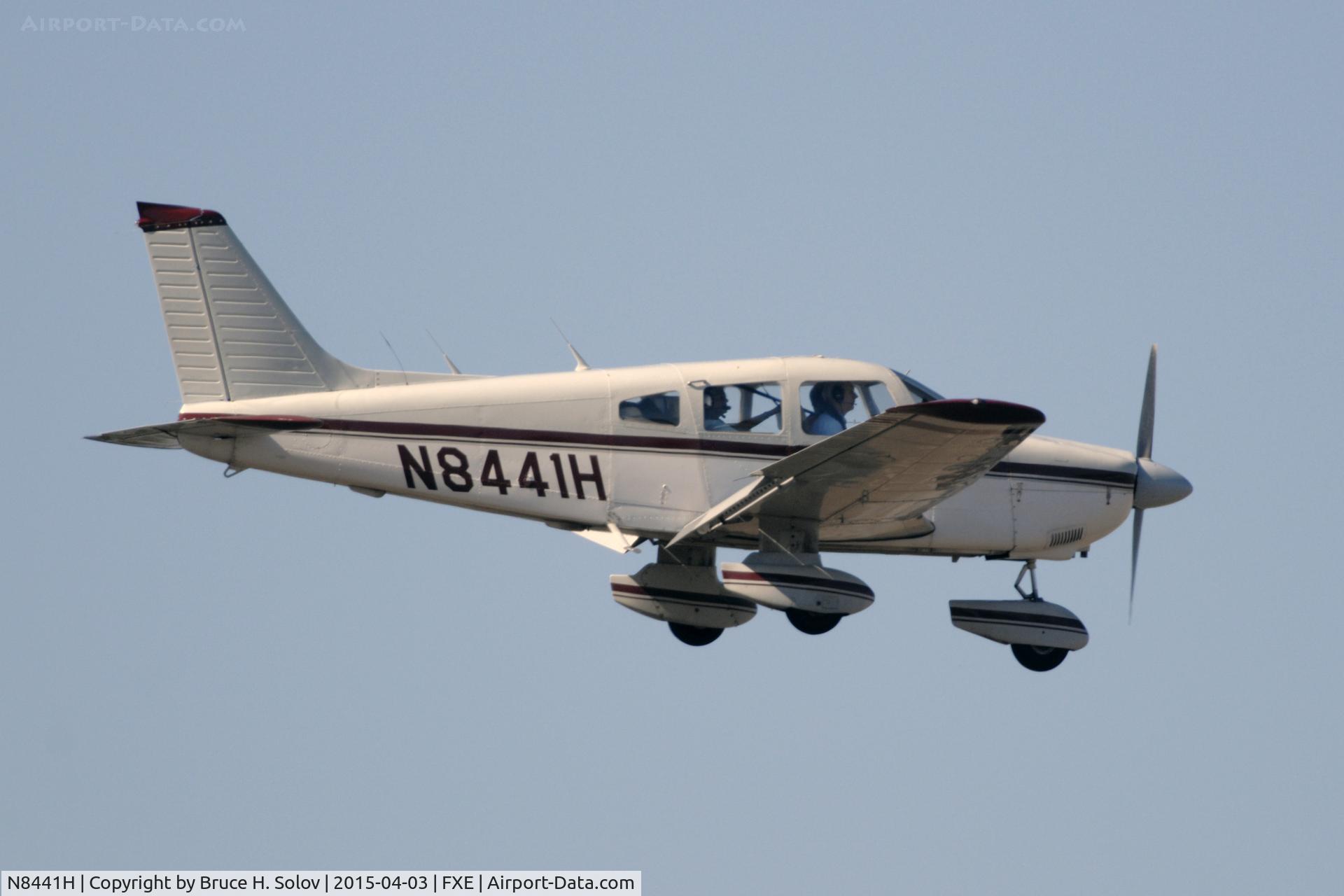 N8441H, 1981 Piper PA-28-181 C/N 28-8290015, on approach