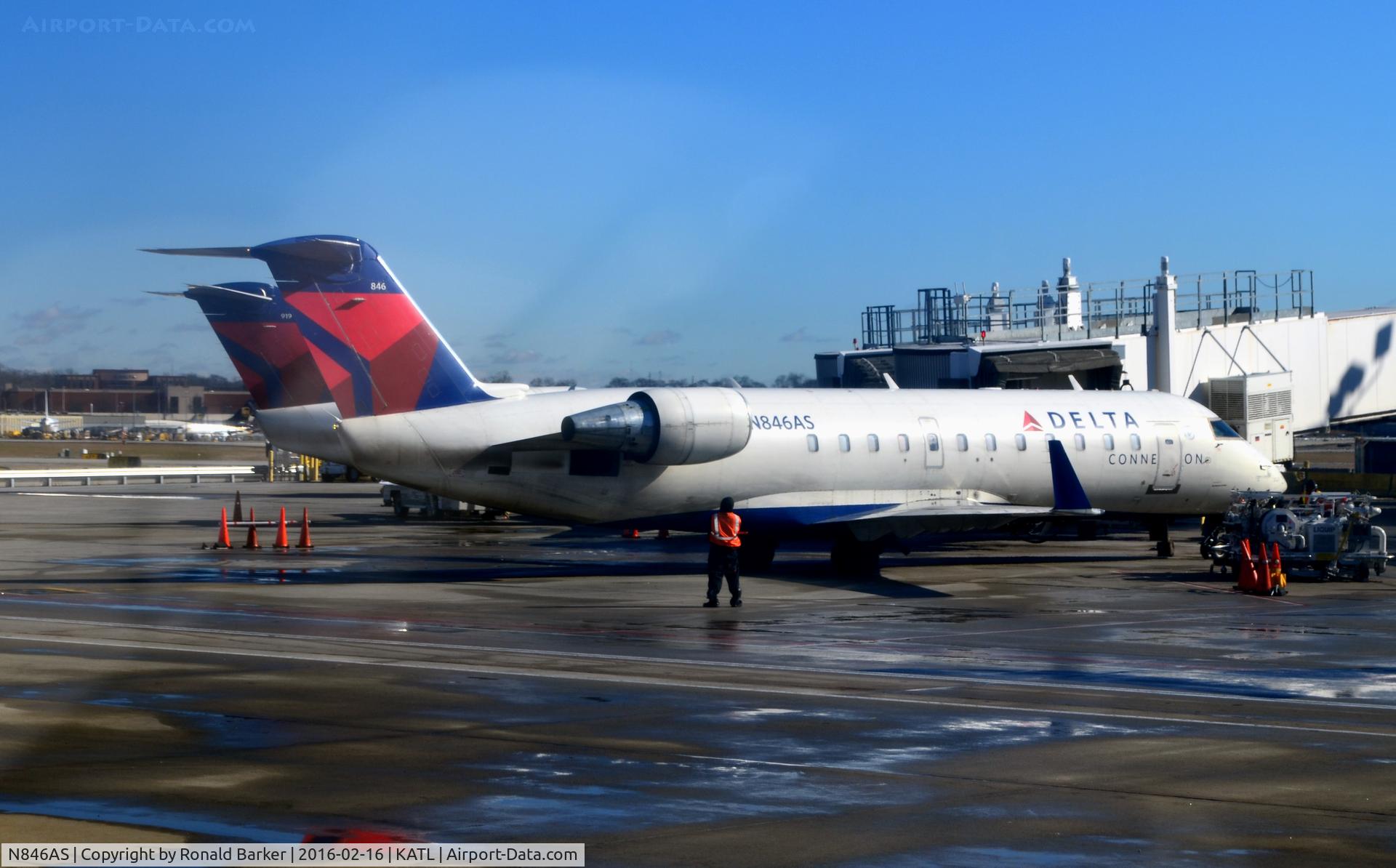 N846AS, 1999 Bombardier CRJ-200ER (CL-600-2B19) C/N 7328, At the gate ATL