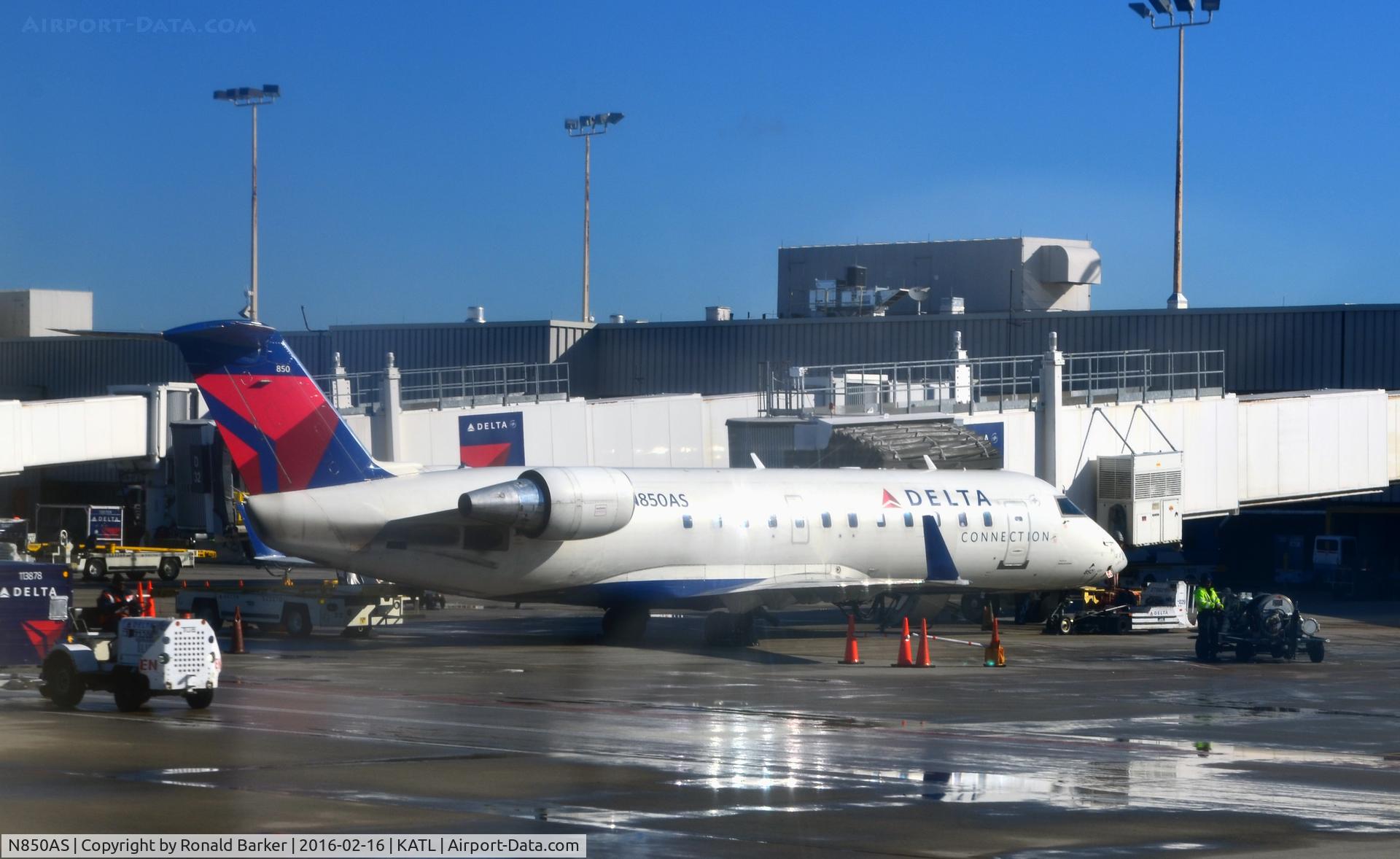 N850AS, 1999 Bombardier CRJ-200ER (CL-600-2B19) C/N 7355, At the gate ATL