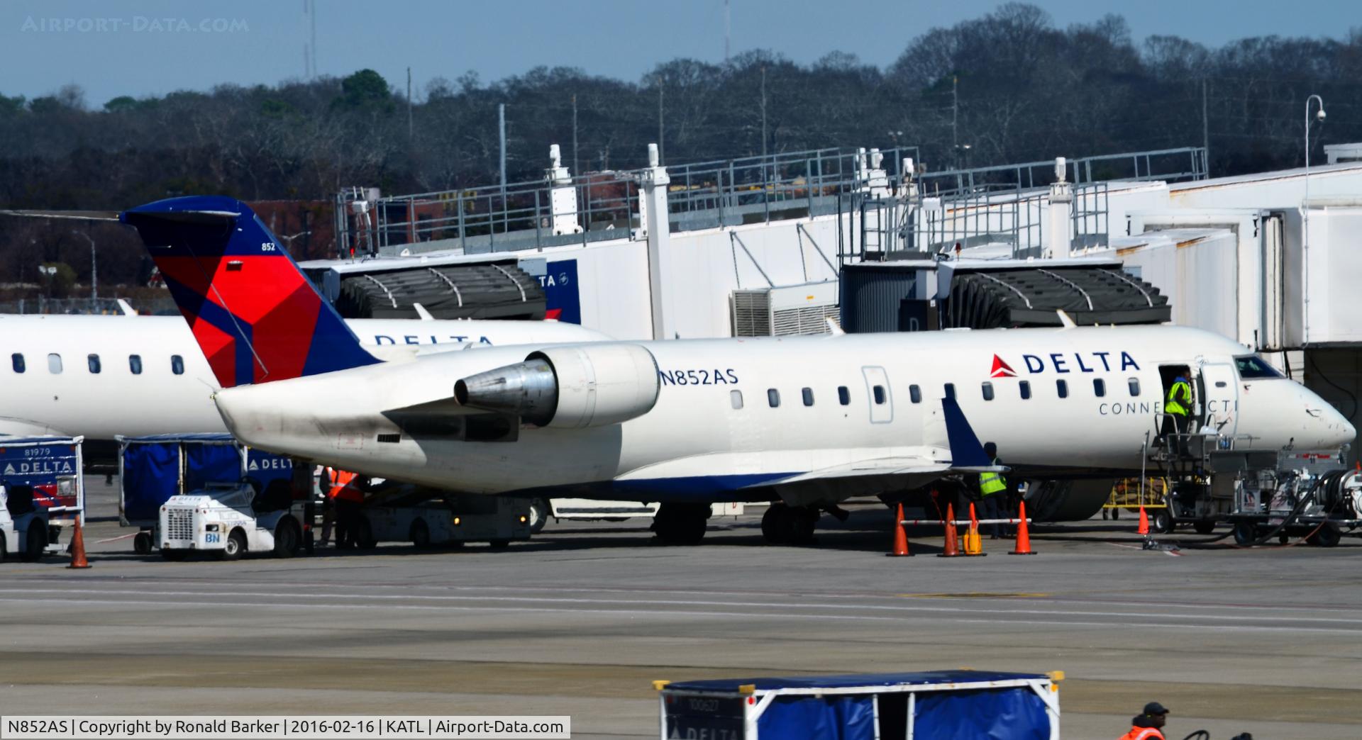 N852AS, 2000 Bombardier CRJ-200ER (CL-600-2B19) C/N 7369, At the gate ATL