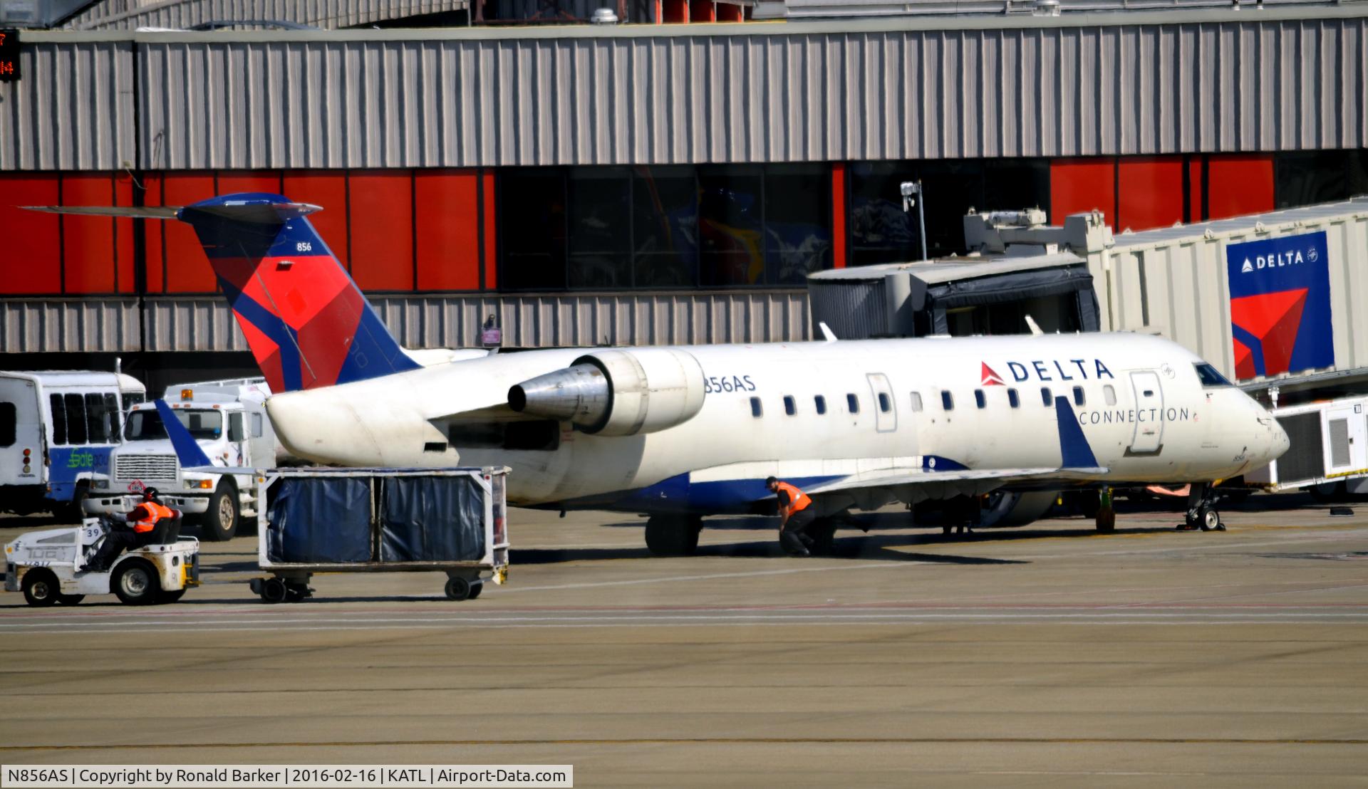 N856AS, 2000 Bombardier CRJ-200ER (CL-600-2B19) C/N 7404, At the gate ATL