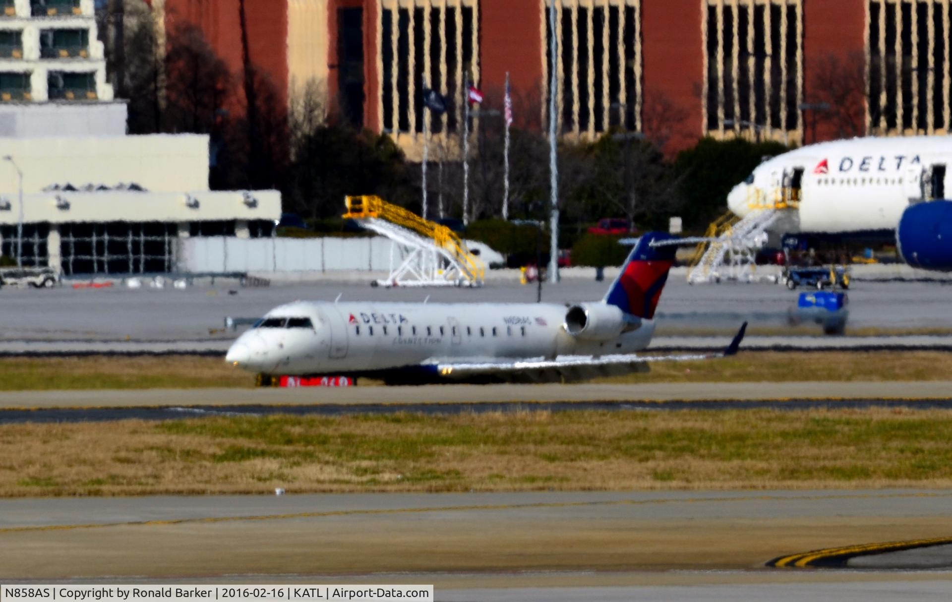 N858AS, 2000 Bombardier CRJ-200ER (CL-600-2B19) C/N 7417, Taxi to parking ATL