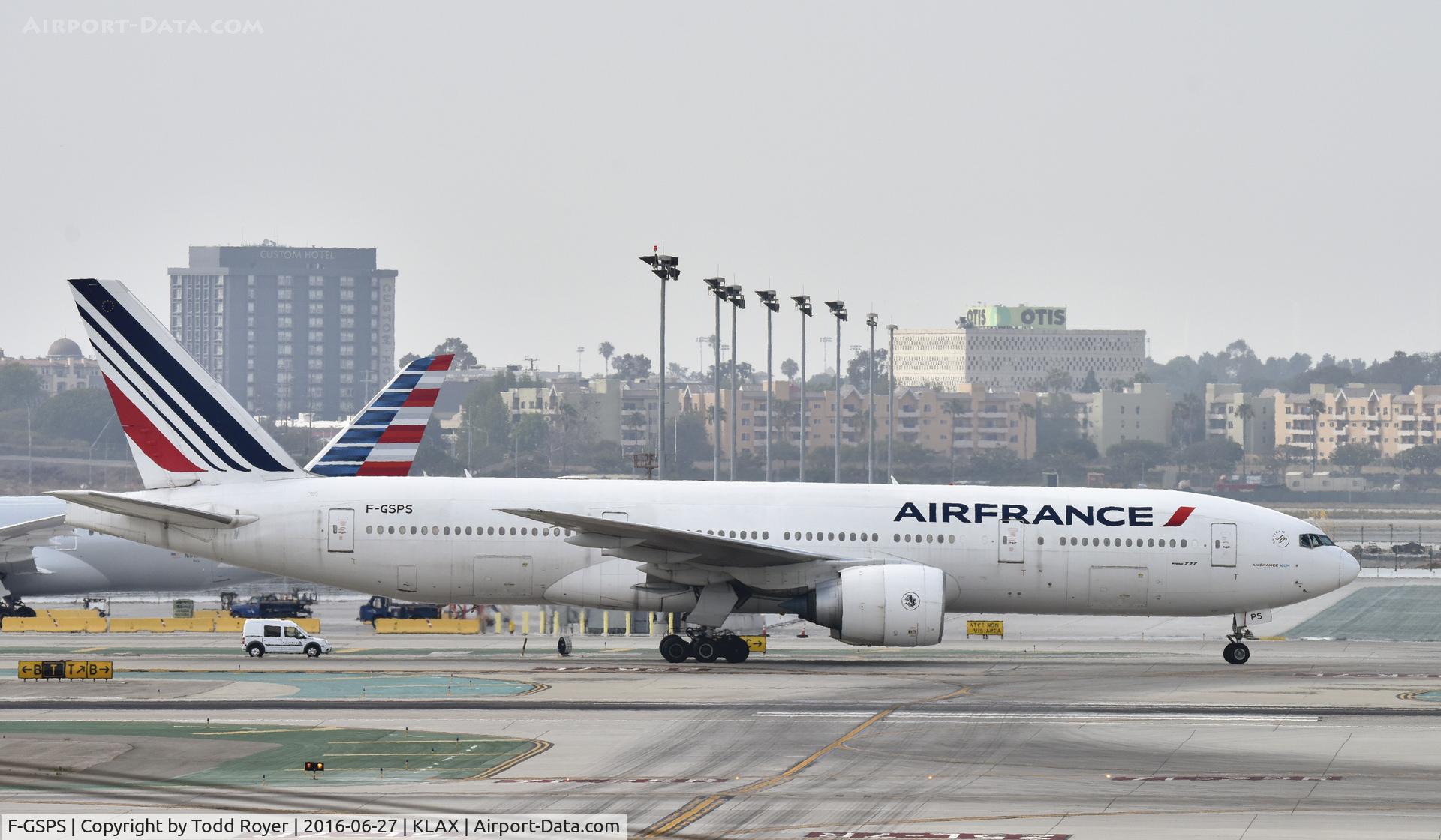 F-GSPS, 2001 Boeing 777-228/ER C/N 32306, Taxiing to gate at LAX