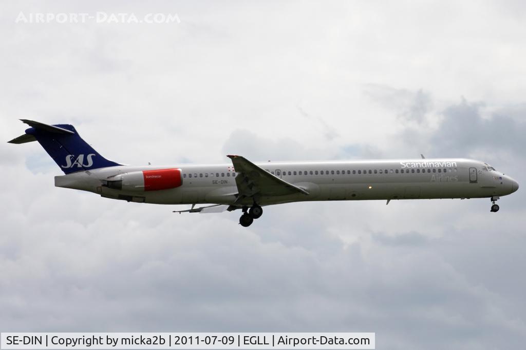 SE-DIN, 1990 McDonnell Douglas MD-82 (DC-9-82) C/N 49999, Landing
