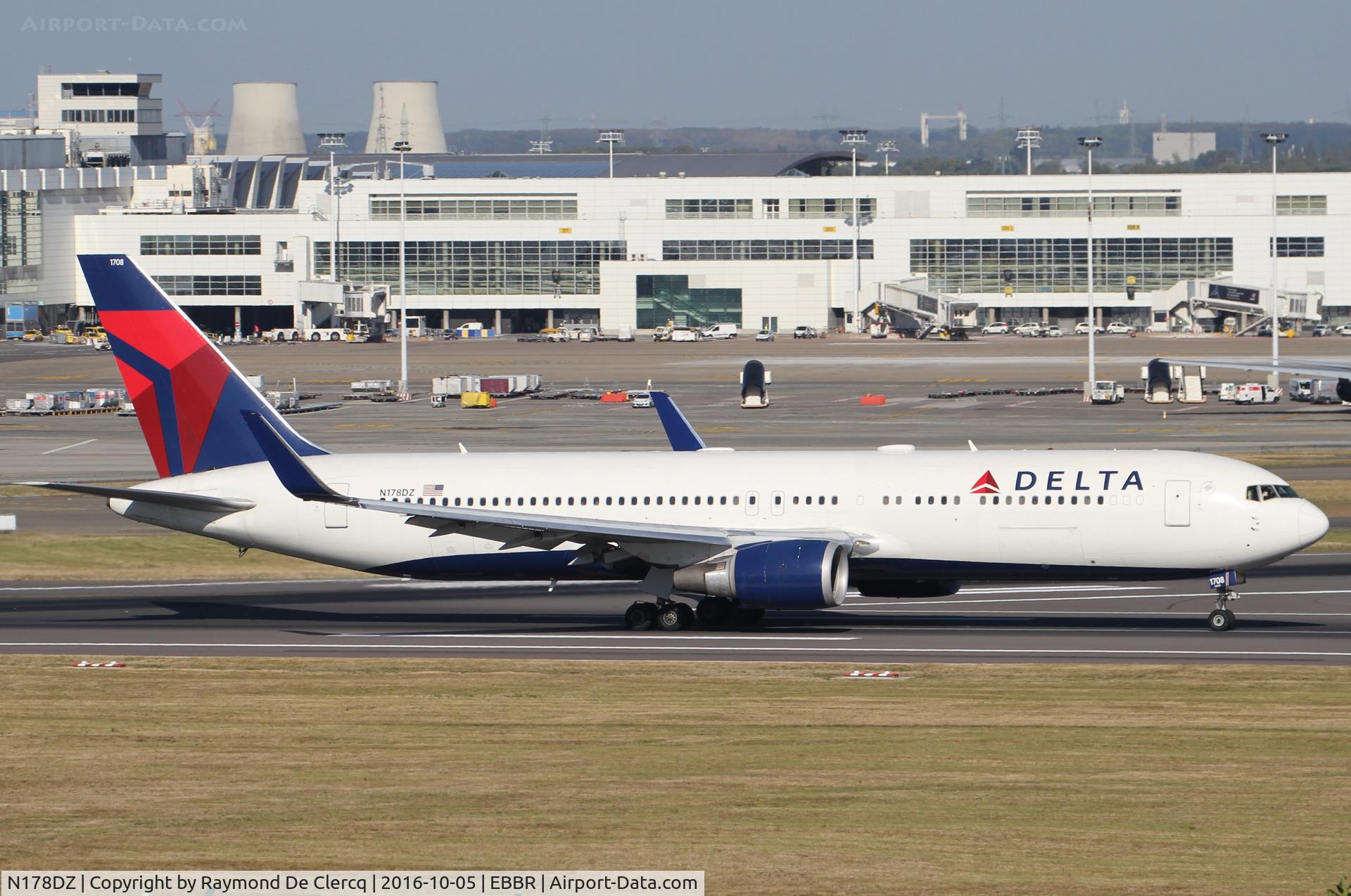 N178DZ, 2000 Boeing 767-332/ER C/N 30596, Take off from rwy 07R.