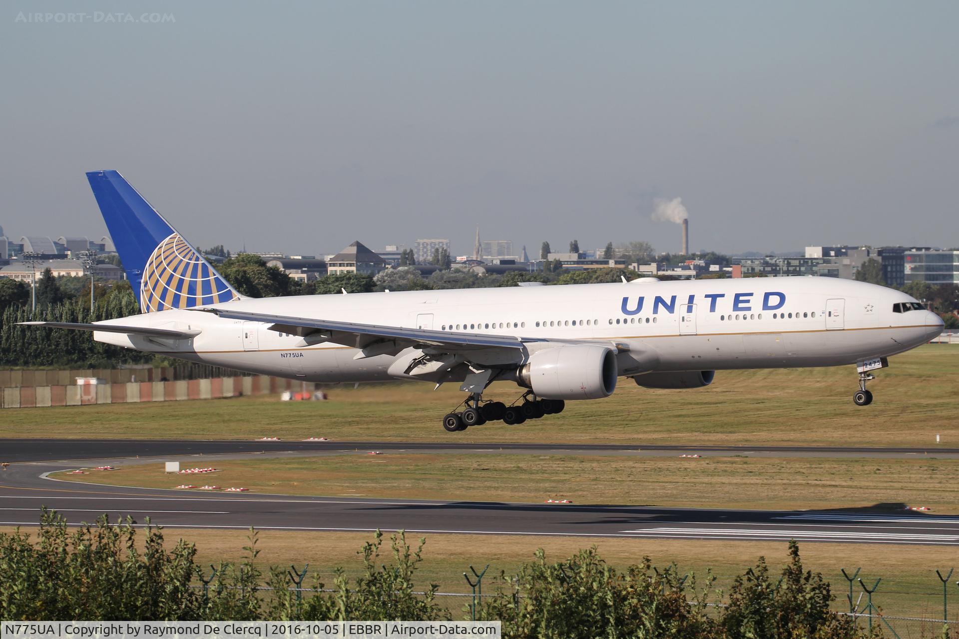 N775UA, 1995 Boeing 777-222 C/N 26947, Landing on rwy 01.