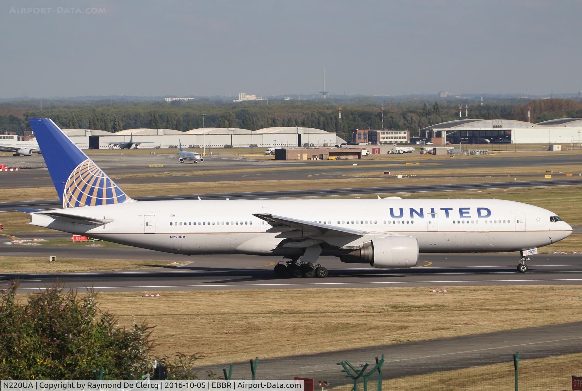 N220UA, 2001 Boeing 777-222 C/N 30223, Take off from rwy 07R.