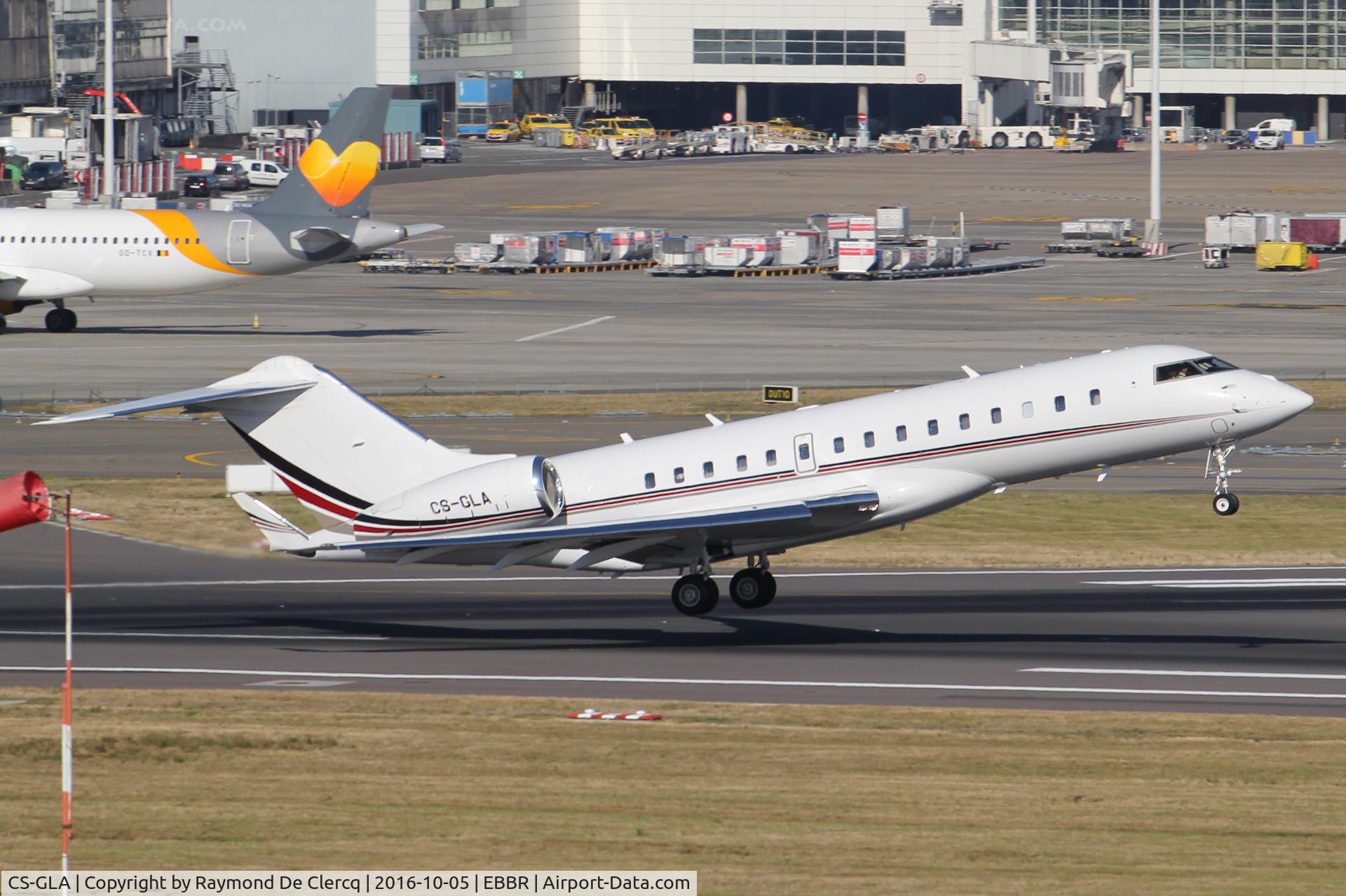 CS-GLA, 2012 Bombardier BD-700-1A10 Global 6000 C/N 9478, Taking off from rwy 07R.