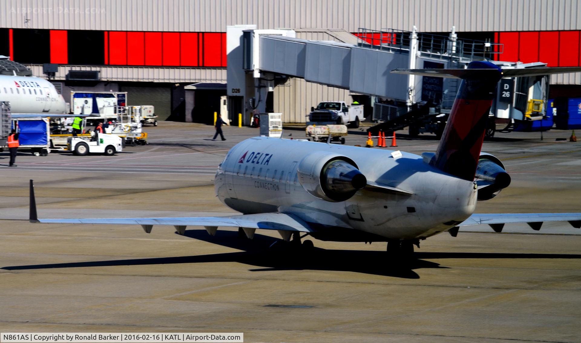 N861AS, 2000 Bombardier CRJ-200ER (CL-600-2B19) C/N 7445, Taxi to park ATL