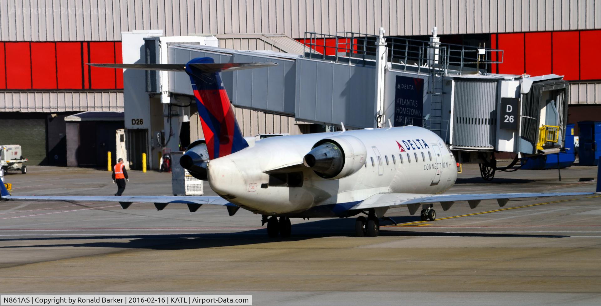 N861AS, 2000 Bombardier CRJ-200ER (CL-600-2B19) C/N 7445, Taxi to park ATL