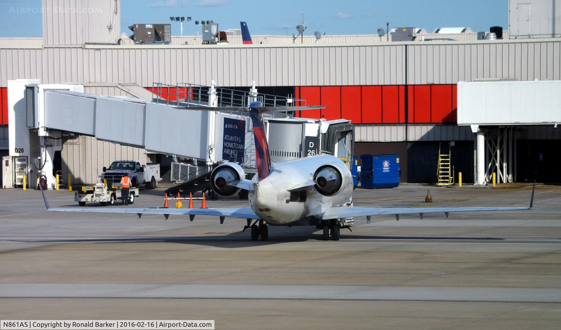 N861AS, 2000 Bombardier CRJ-200ER (CL-600-2B19) C/N 7445, Pushback ATL