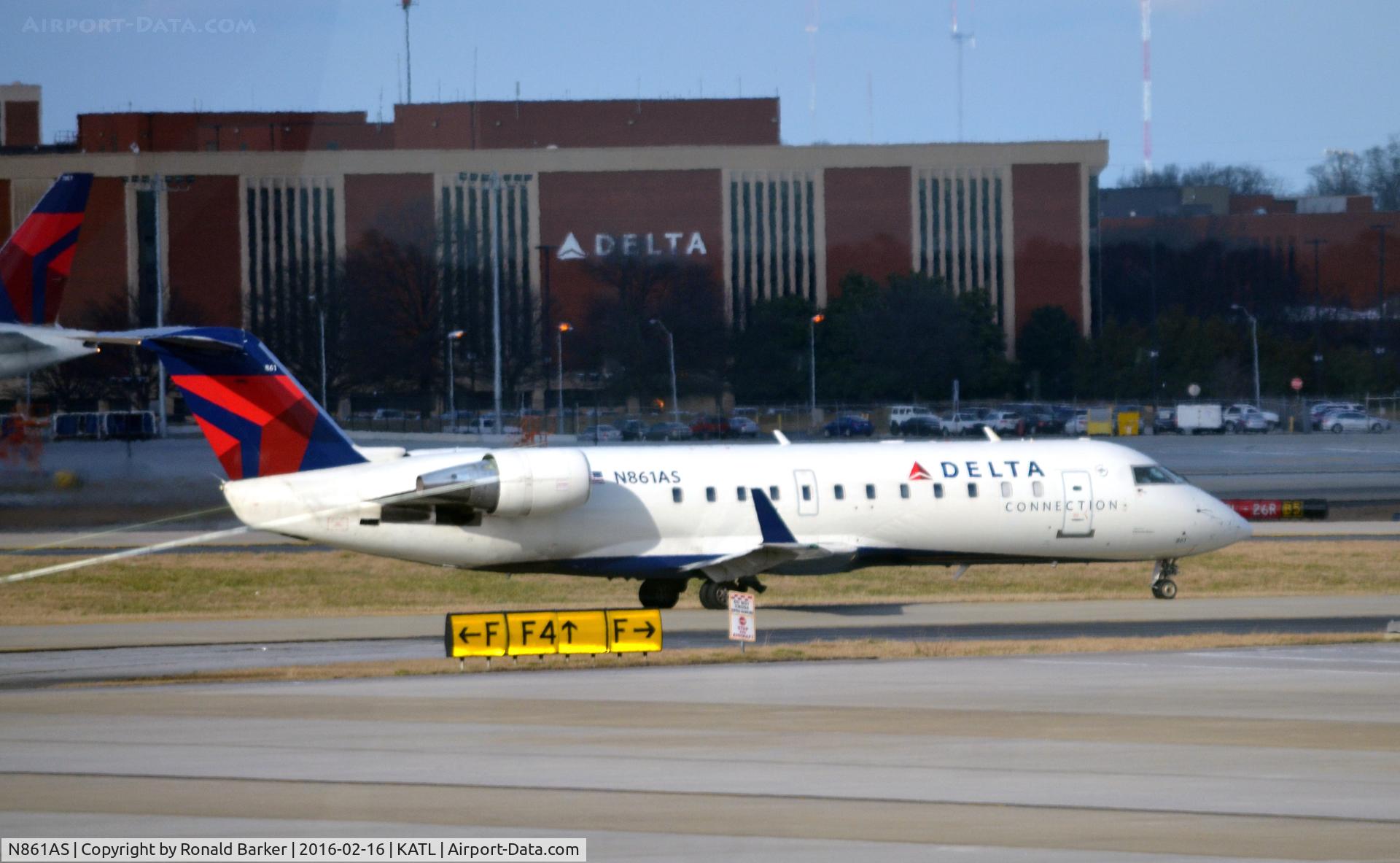 N861AS, 2000 Bombardier CRJ-200ER (CL-600-2B19) C/N 7445, Taxi for takeoff ATL