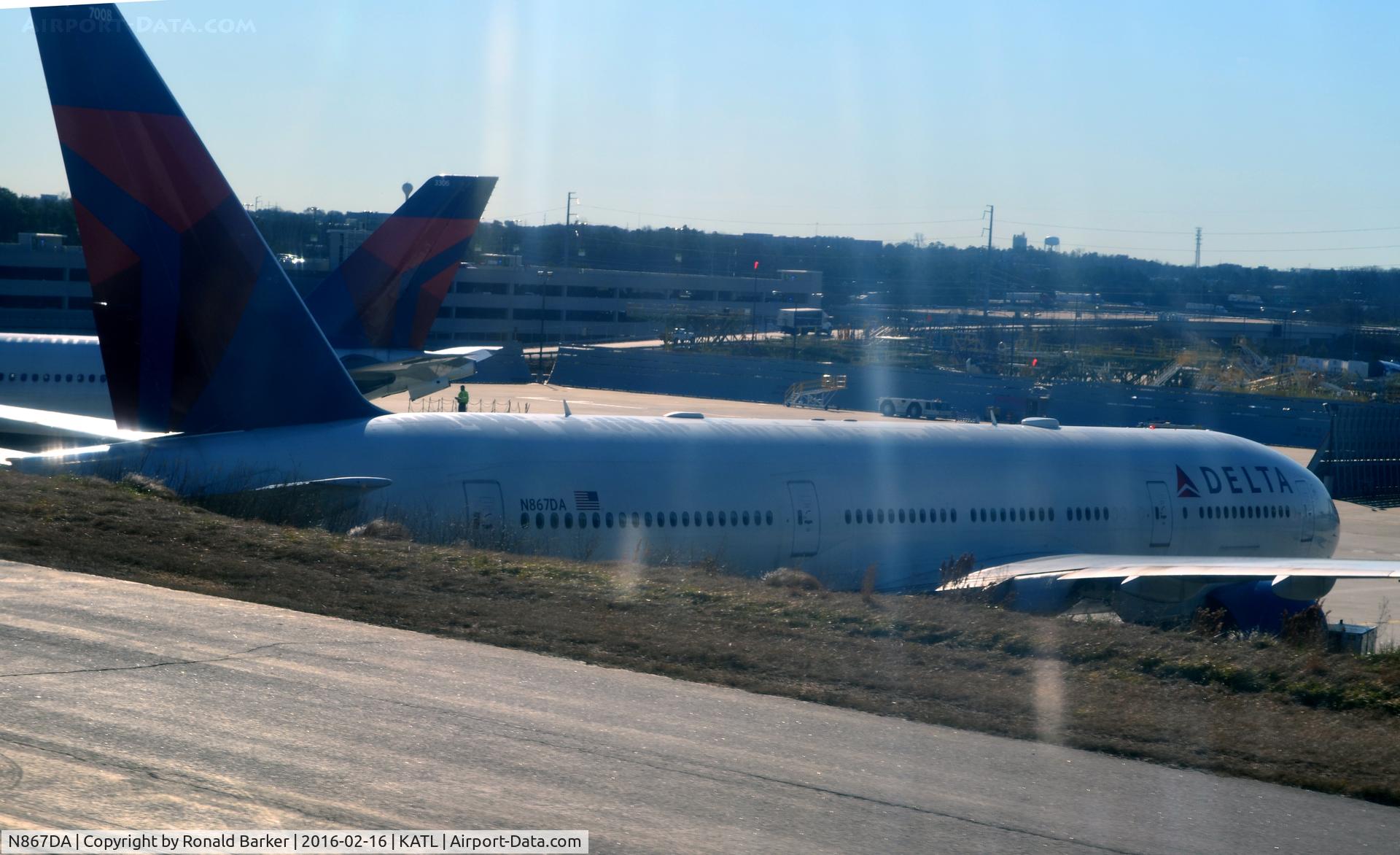 N867DA, 2002 Boeing 777-232 C/N 29743, On the ramp Atlanta