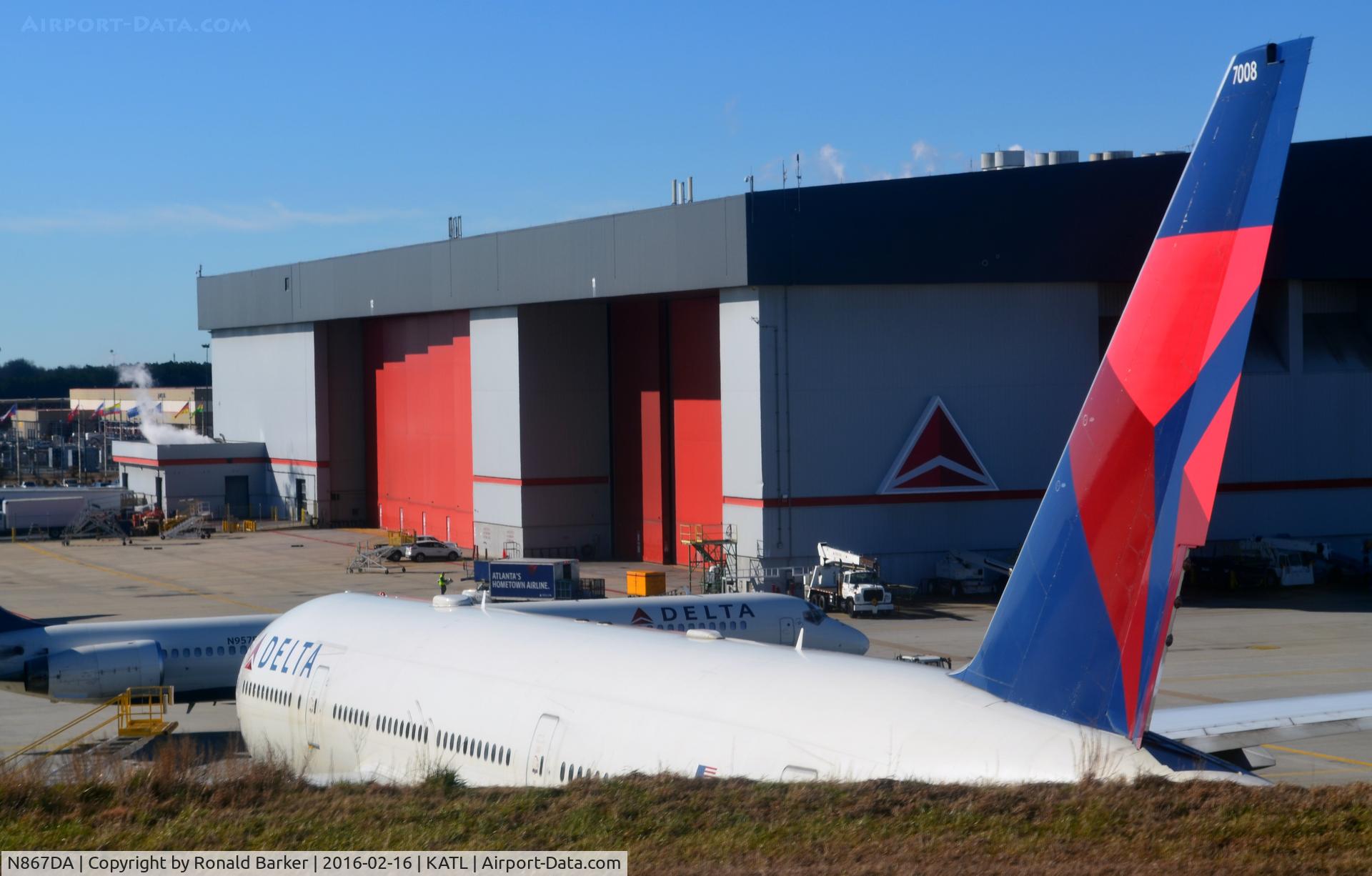 N867DA, 2002 Boeing 777-232 C/N 29743, On the ramp ATL