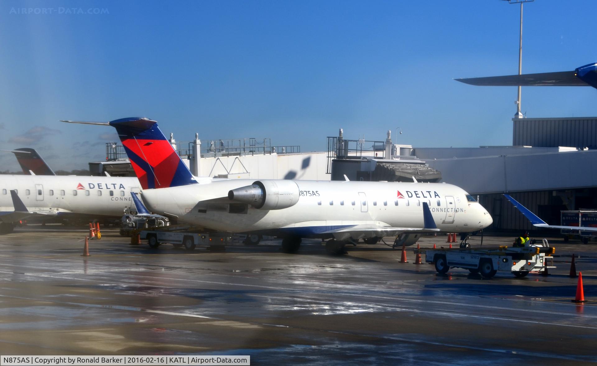 N875AS, 2001 Bombardier CRJ-200ER (CL-600-2B19) C/N 7559, At the gate ATL