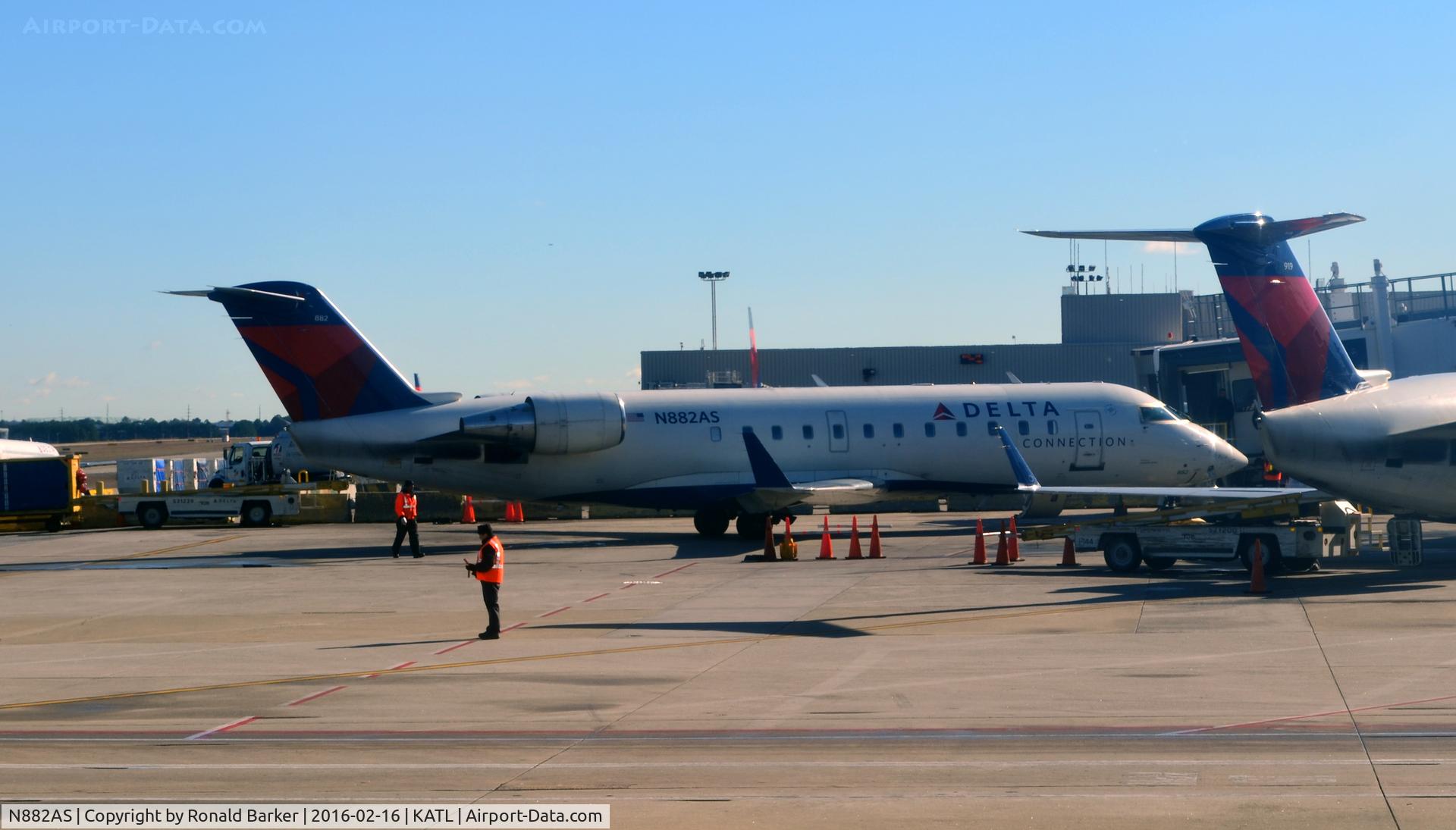 N882AS, 2001 Bombardier CRJ-200ER (CL-600-2B19) C/N 7503, At the gate ATL