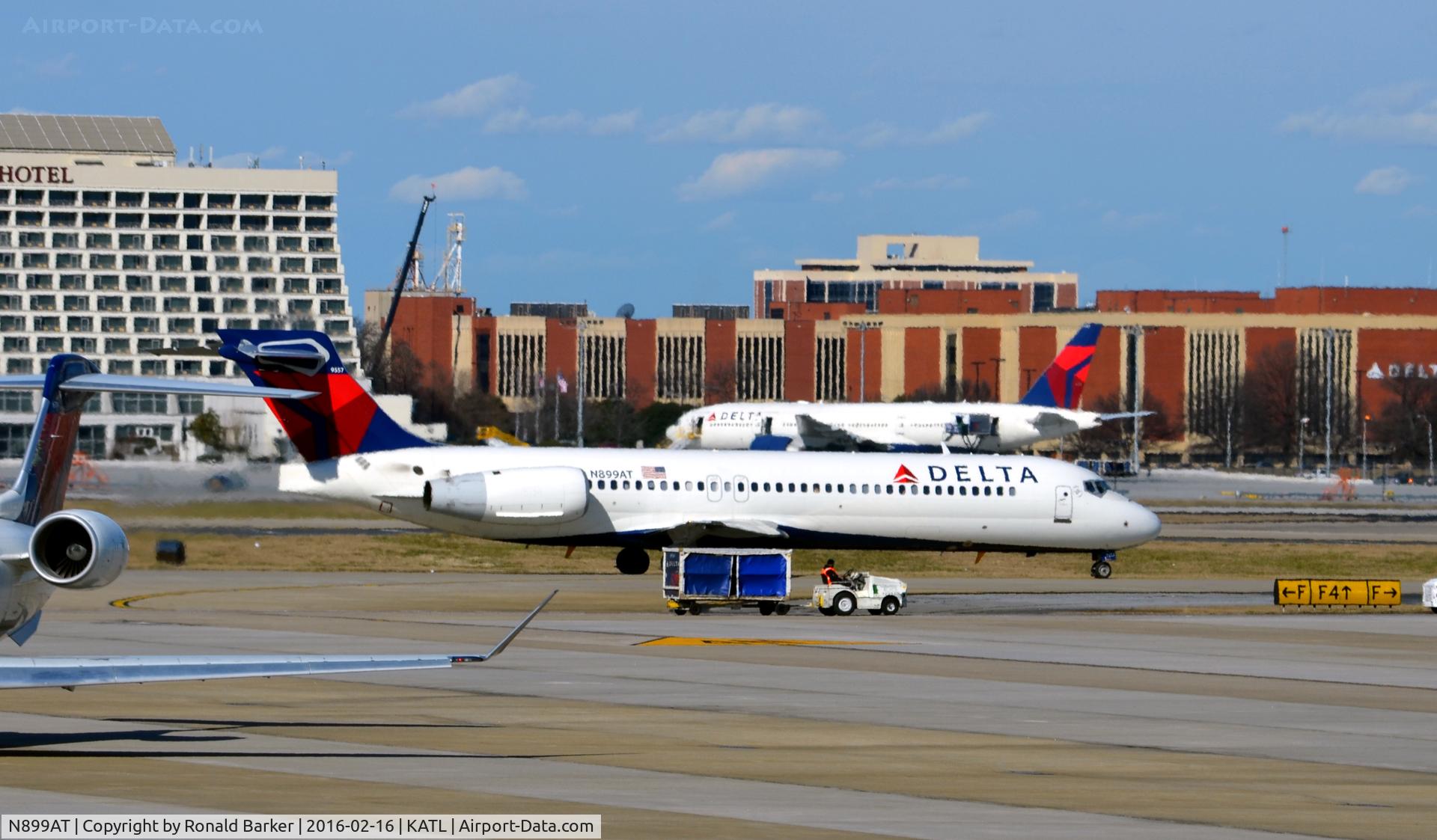 N899AT, 2005 Boeing 717-200 C/N 55049, Taxi ATL