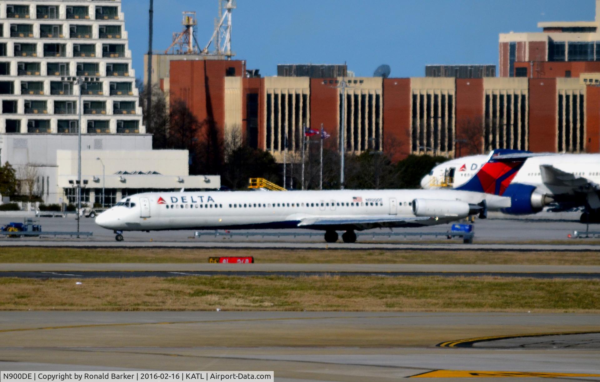 N900DE, 1992 McDonnell Douglas MD-88 C/N 53372, Landing ATL