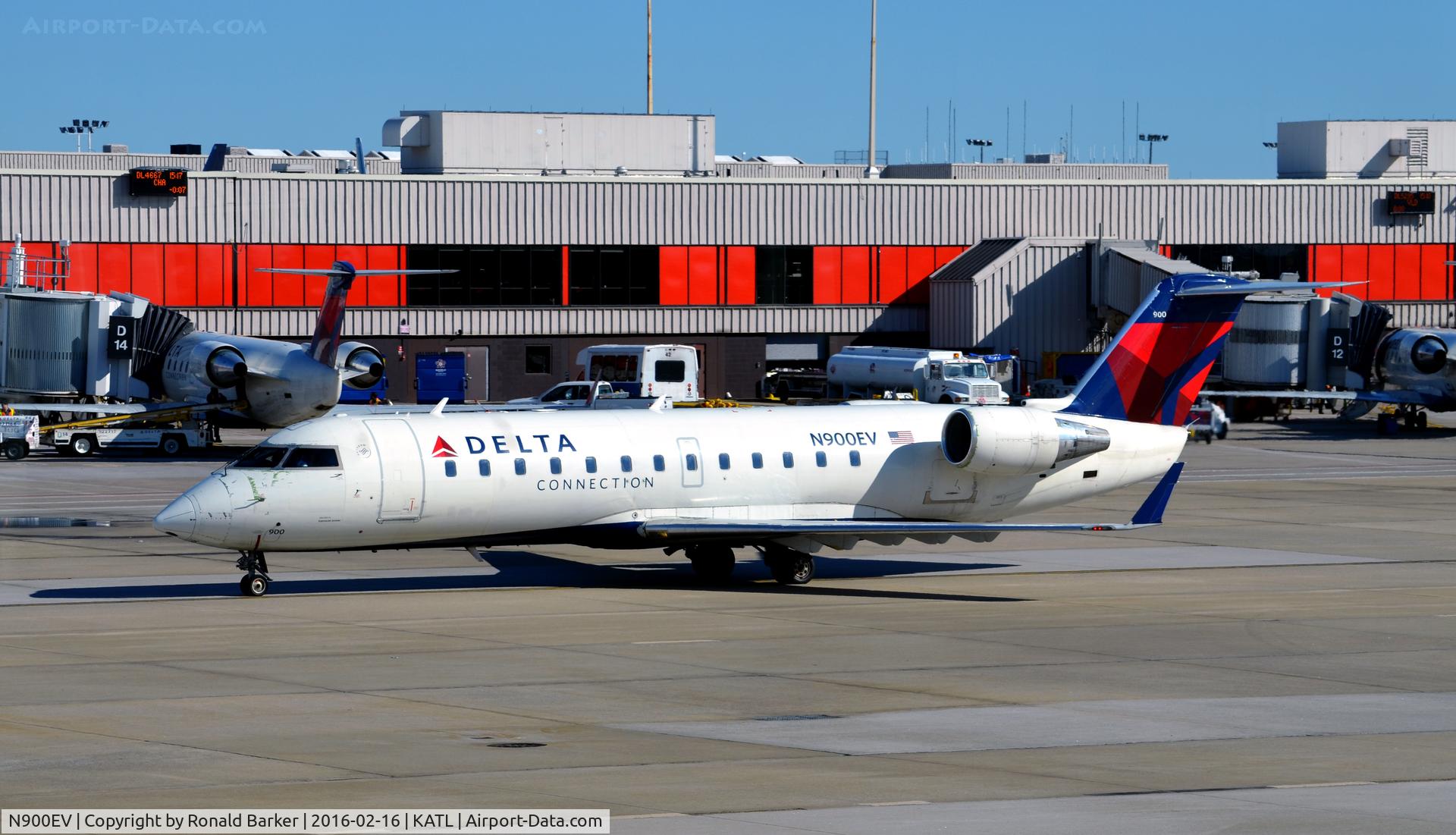 N900EV, 2002 Bombardier CRJ-200ER (CL-600-2B19) C/N 7608, Taxi ATL