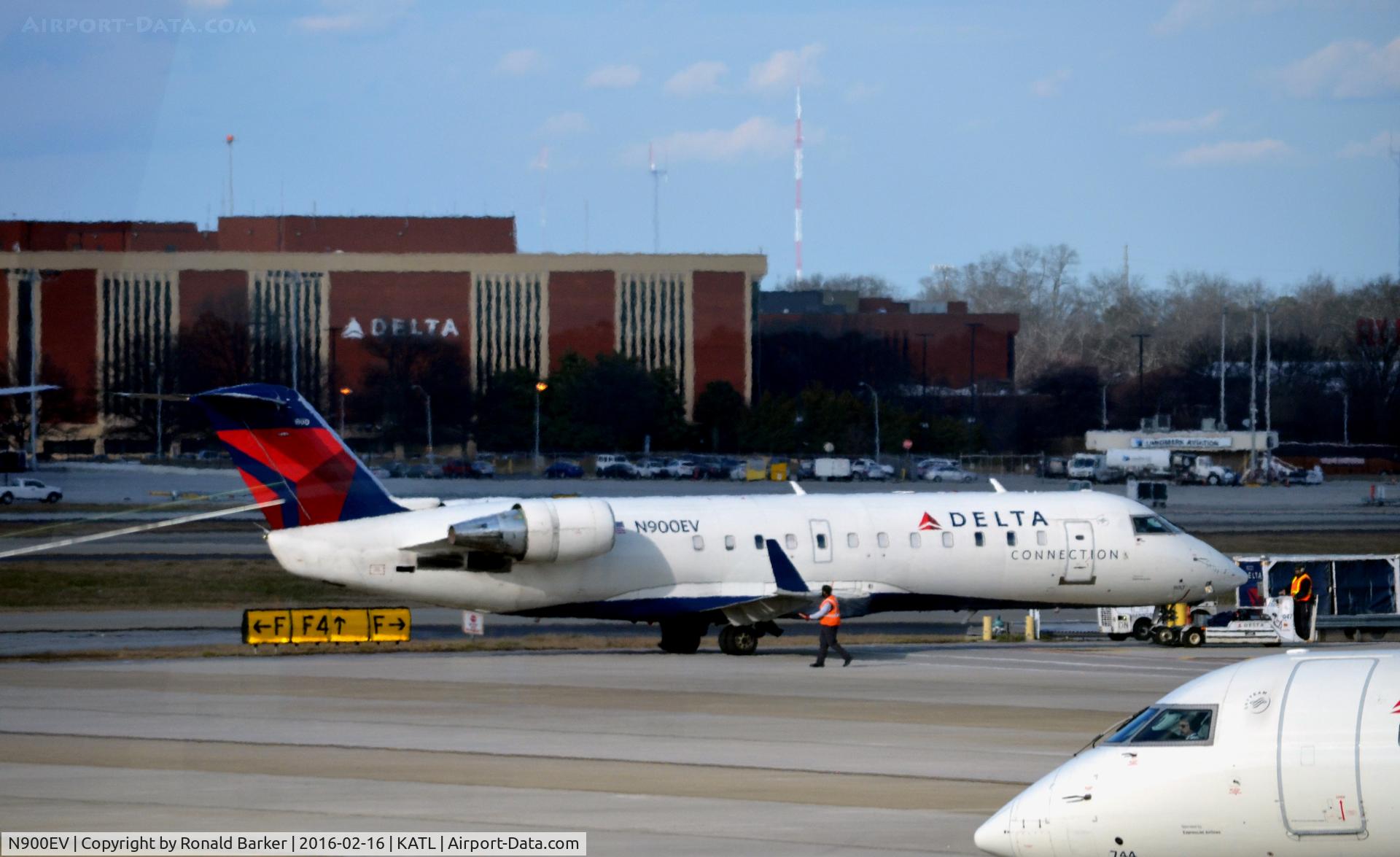 N900EV, 2002 Bombardier CRJ-200ER (CL-600-2B19) C/N 7608, Pushback ATL