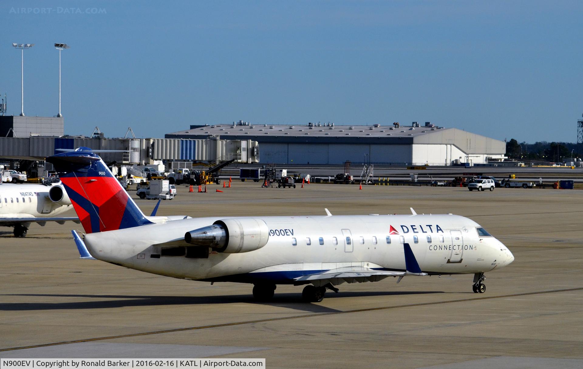 N900EV, 2002 Bombardier CRJ-200ER (CL-600-2B19) C/N 7608, Taxi ATL